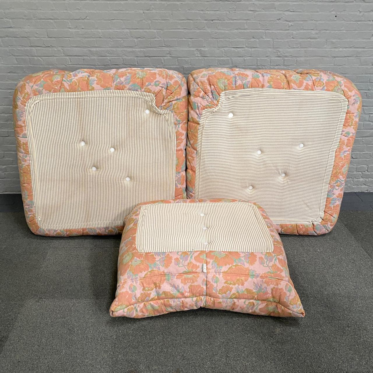 70s Original Togo - Ligne Roset floral 4 piece sofa set. Michel Ducaroy - France In Good Condition For Sale In Zandhoven, BE