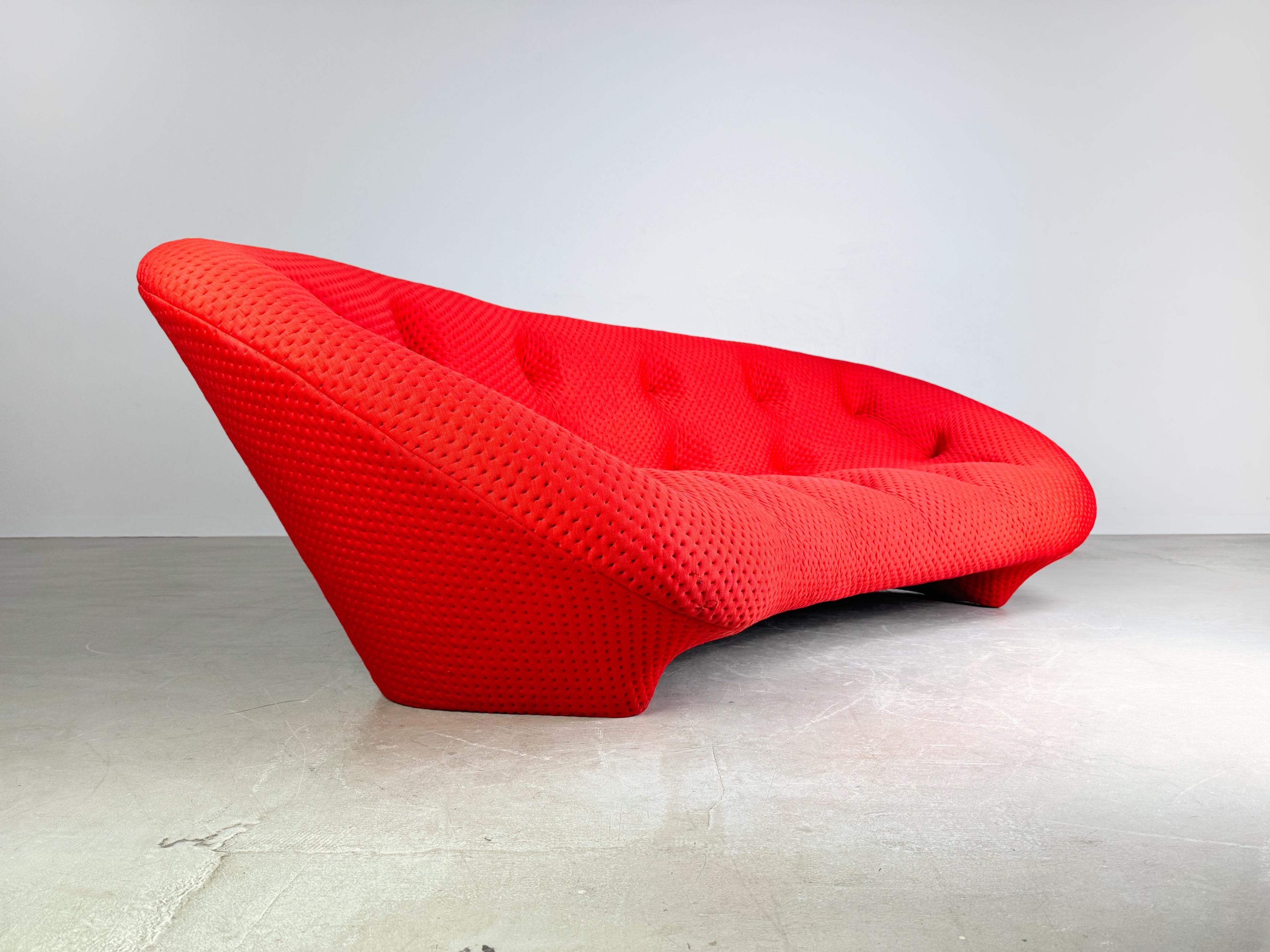 Wir bieten ein wunderschönes Ligne Roset Ploum Sofa in rot zum Verkauf an. Das von Ronan und Erwan Bouroullec entworfene Sofa gilt als wahrer Designklassiker, bietet Platz für bis zu vier Personen und zeichnet sich durch seinen hohen Sitzkomfort und