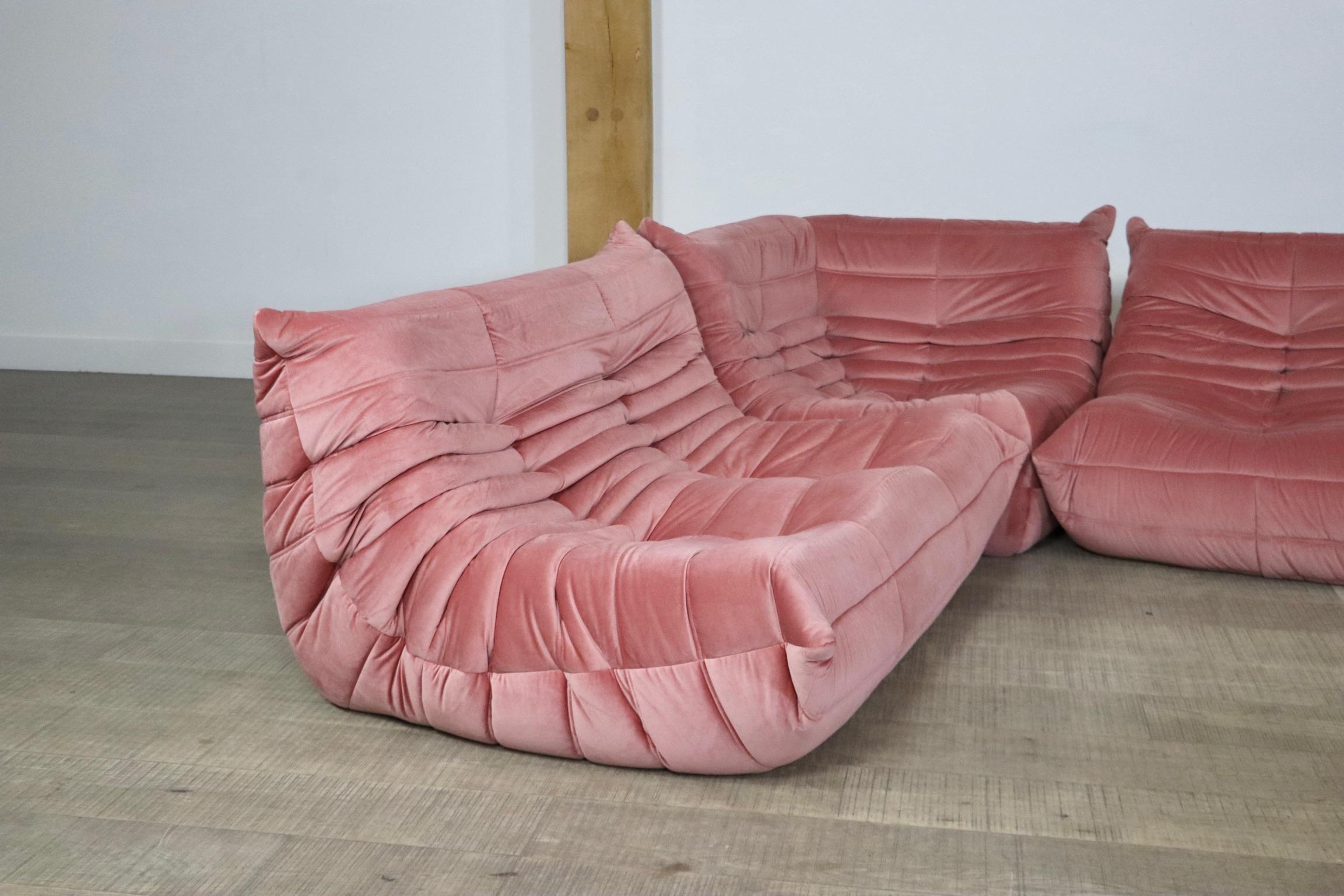 Original Ligne Roset Togo Seating Group in Pink Velvet by Michel Ducaroy In Excellent Condition In ABCOUDE, UT