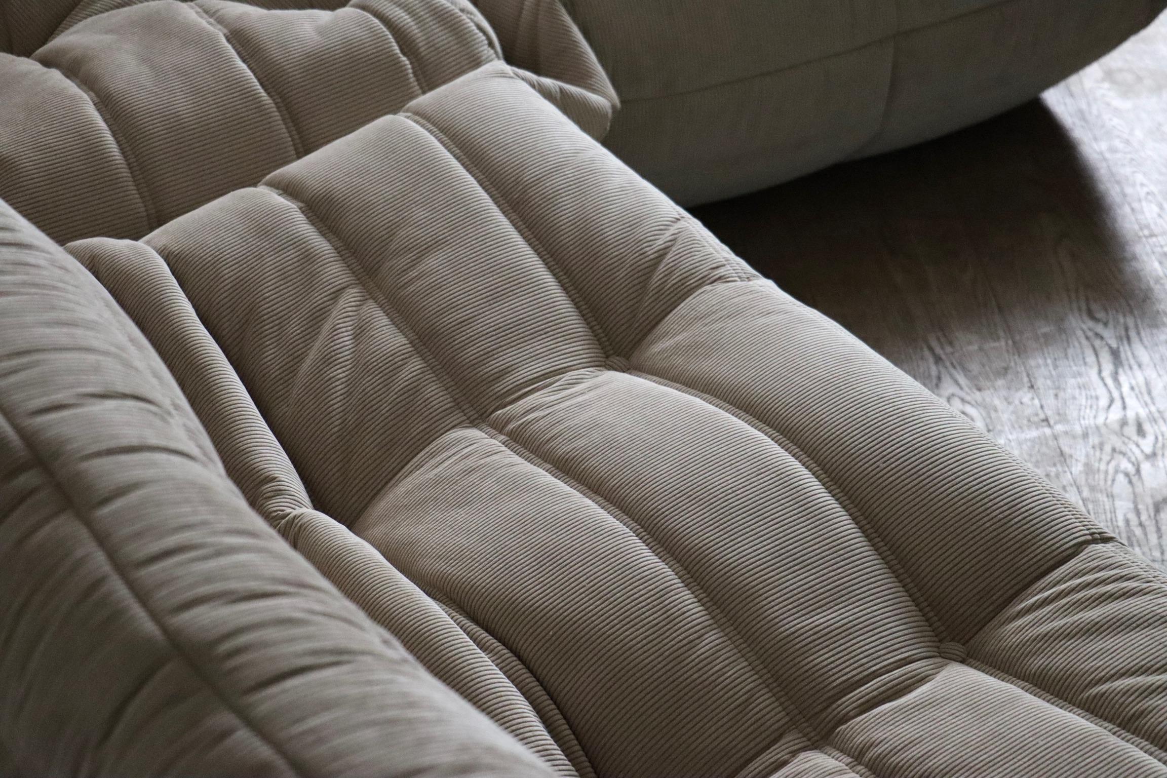 Pelle Set di divani originali Ligne Roset Togo in beige di Michel Ducaroy, anni '70 in vendita