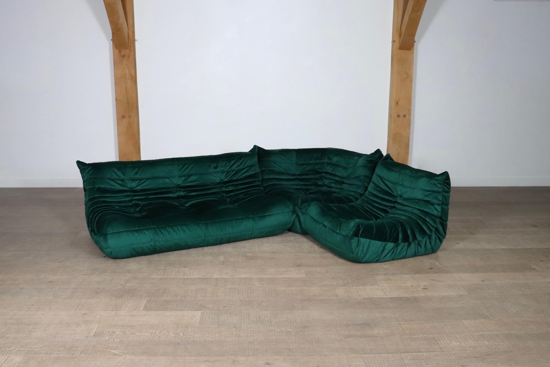 Incredible Ligne Roset Togo sofa set in emerald green velvet upholstery by Michel Ducaroy, 1970s. This iconic design has become more and more popular over the years. The lightweight design combined with fun colors and materials make these seating