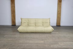 Sofá original Ligne Roset Togo de tres plazas en piel color crema de Michel Ducaroy