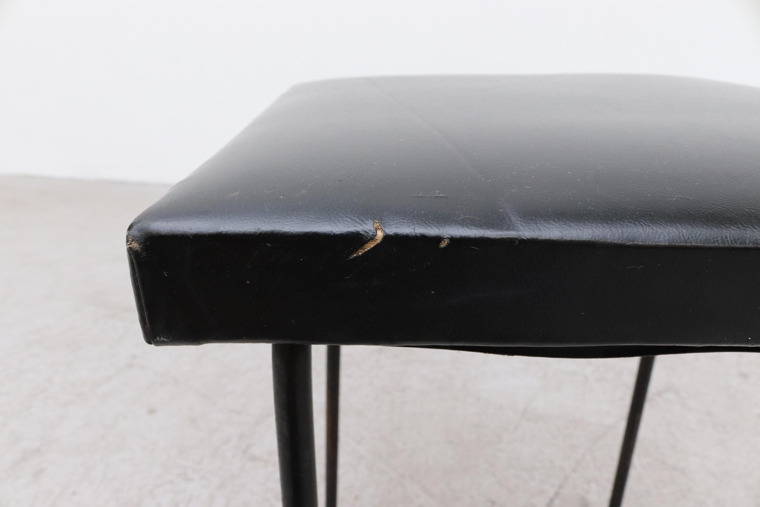 Tabouret 'Kembo' original en skaï noir avec pieds tubulaires noirs en vente 3