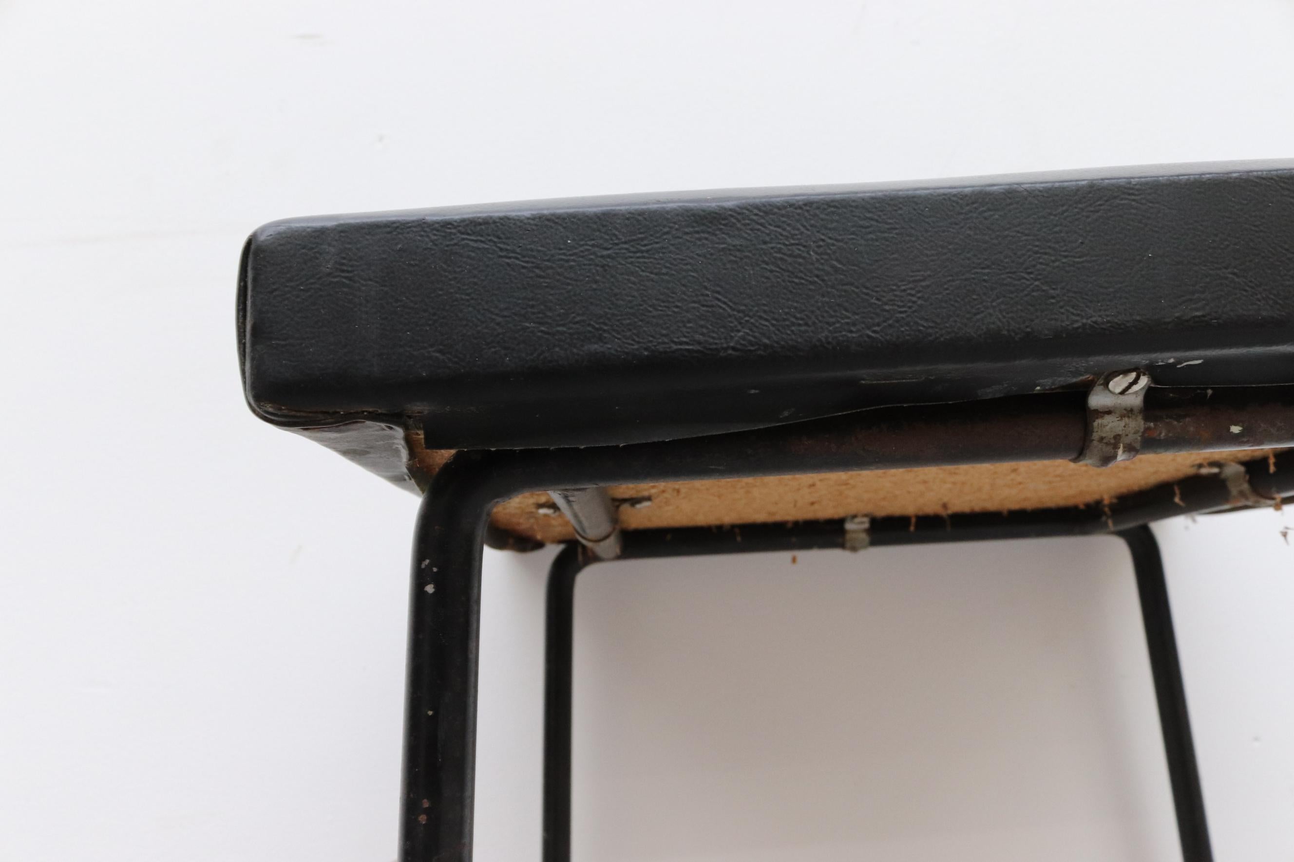 Tabouret 'Kembo' original en skaï noir avec pieds tubulaires noirs en vente 6