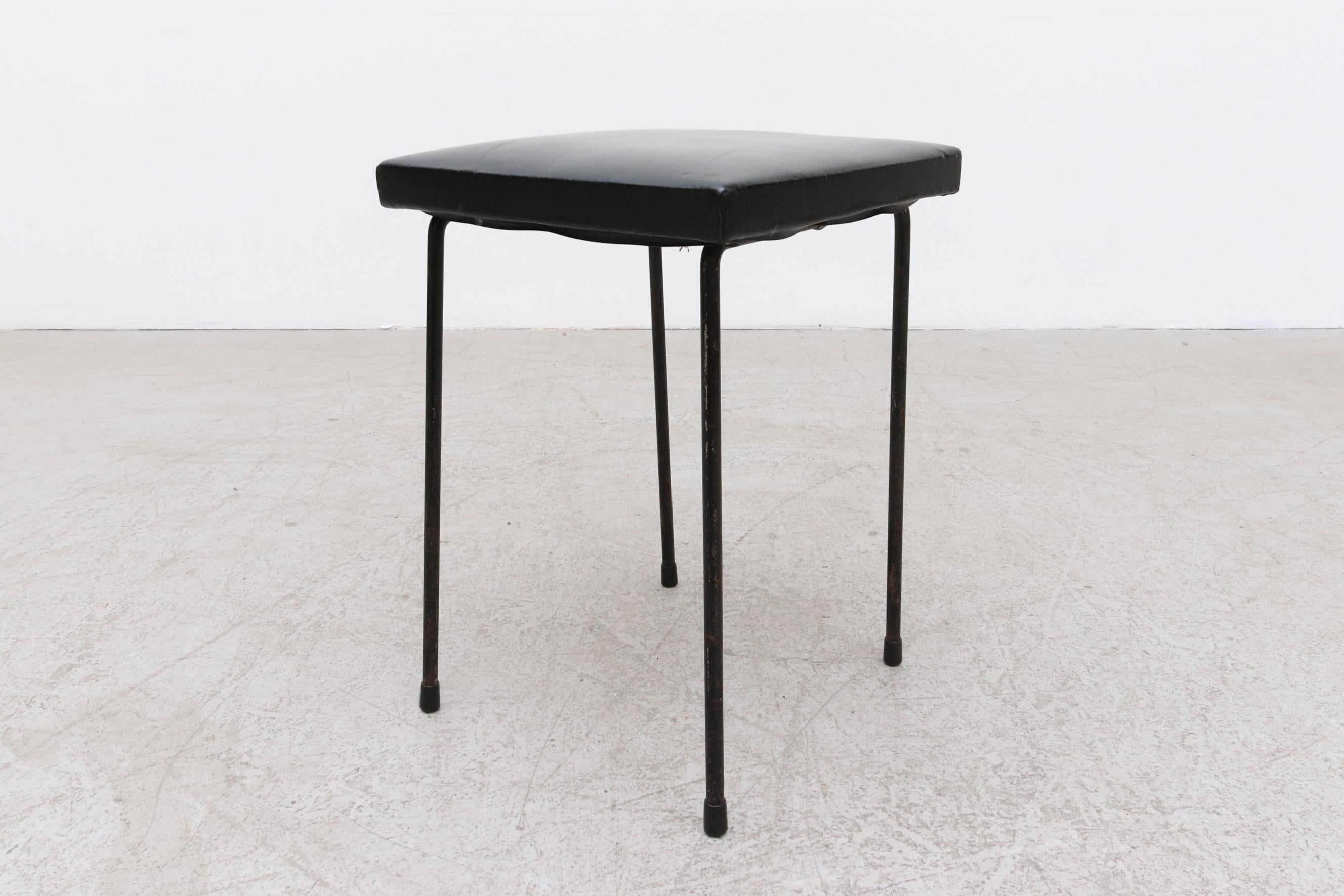 Tabouret 'Kembo' original en skaï noir avec pieds tubulaires noirs Bon état - En vente à Los Angeles, CA