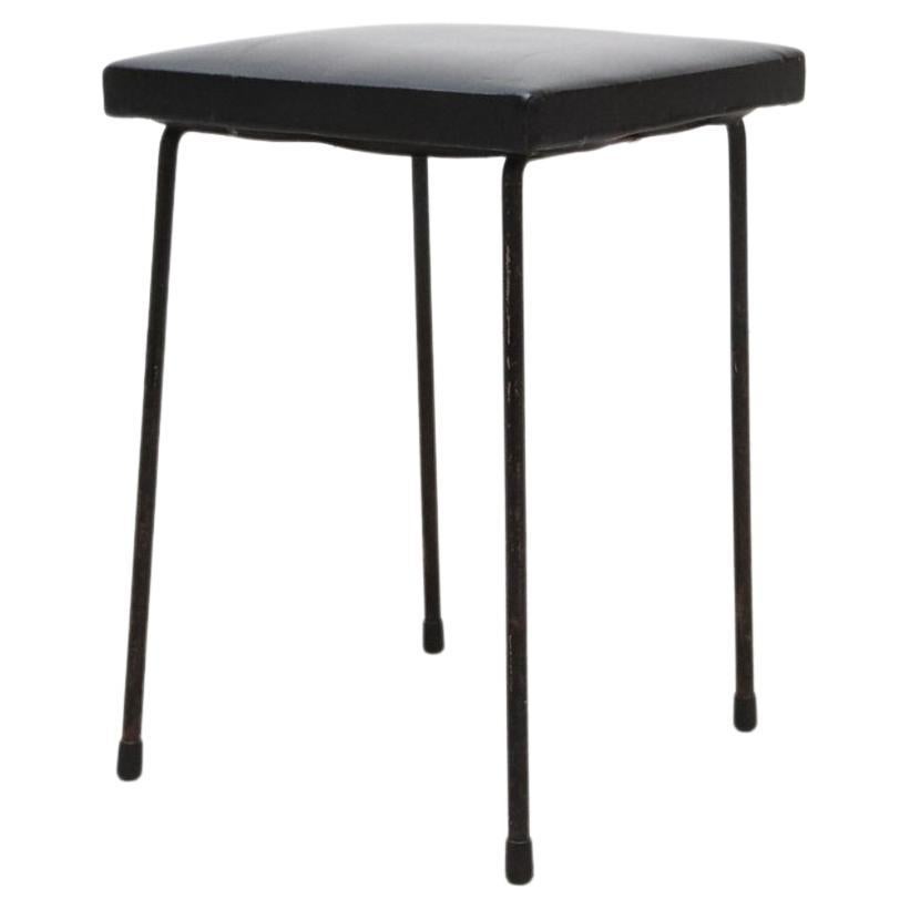 Tabouret 'Kembo' original en skaï noir avec pieds tubulaires noirs en vente