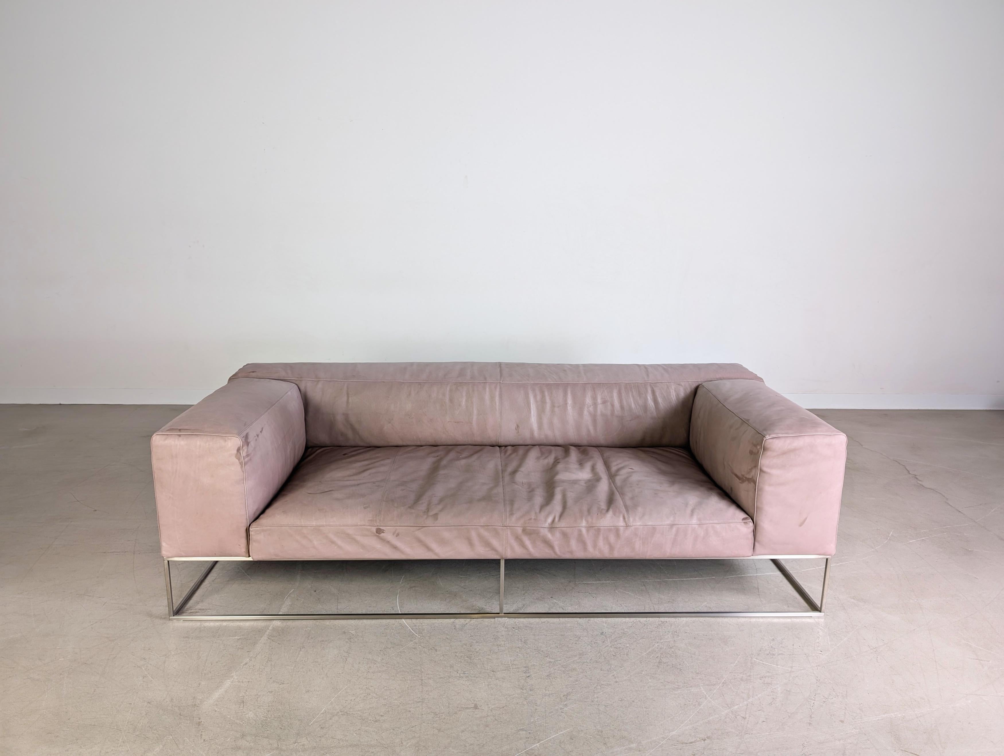 Wir bieten ein wunderschönes und sehr hochwertiges Zweisitzer Sofa (