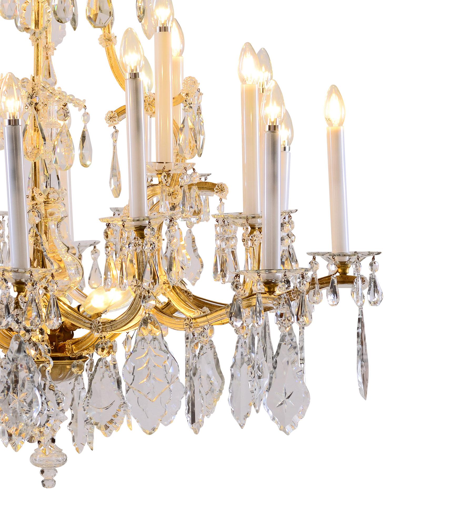 Très grand lustre Marie-Thérèse avec 28 bougies matériel cadre métallique avec décoration balustre au centre, richement décoré de prisme en verre.
Ce chandelier est en parfait état et convient pour les États-Unis. 
 