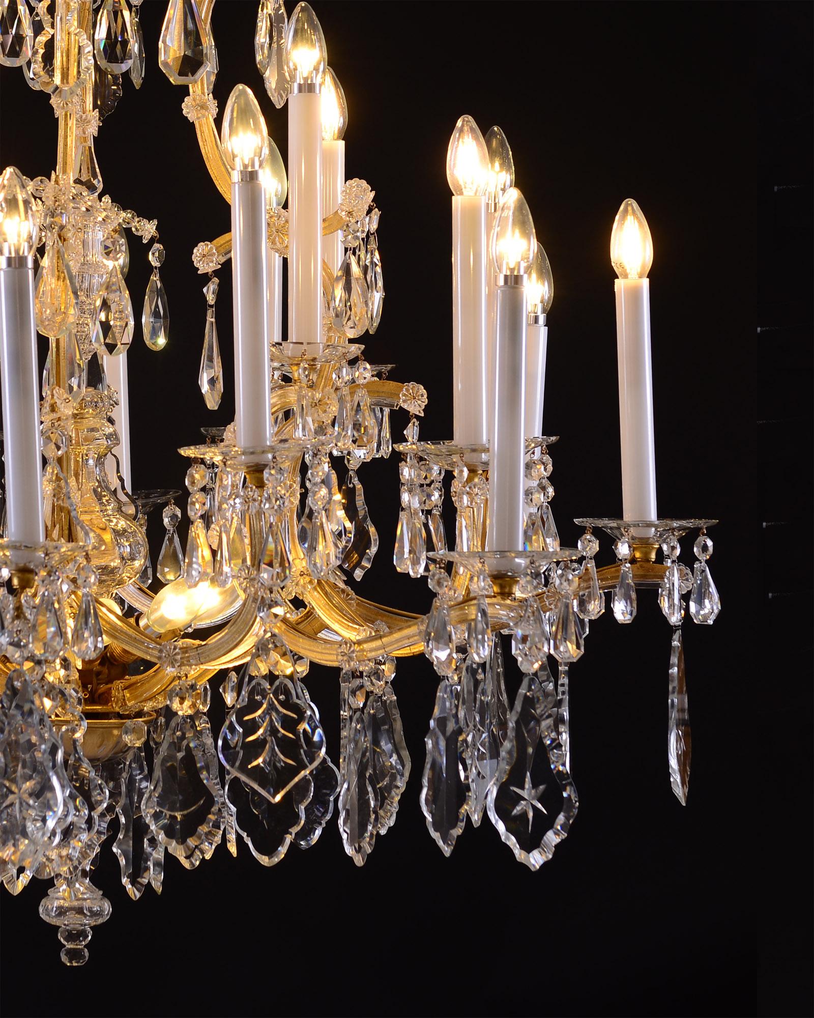 Fait main Lustre original en cristal Lobmeyr Maria Theresien, richement décoré 28 Lights en vente