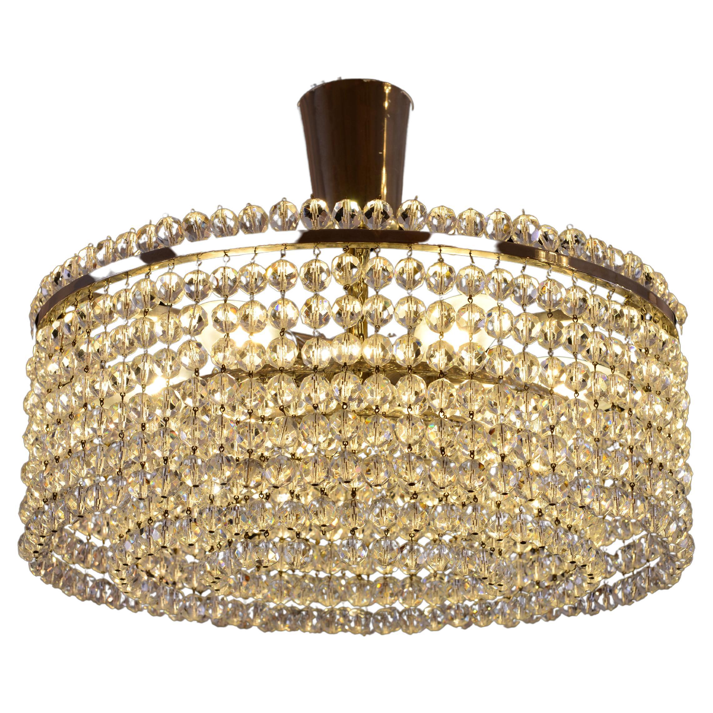 Un lustre très moderne et élégant avec des boules de cristal taillées à la main en trois couches et six ampoules, portant le nom de 