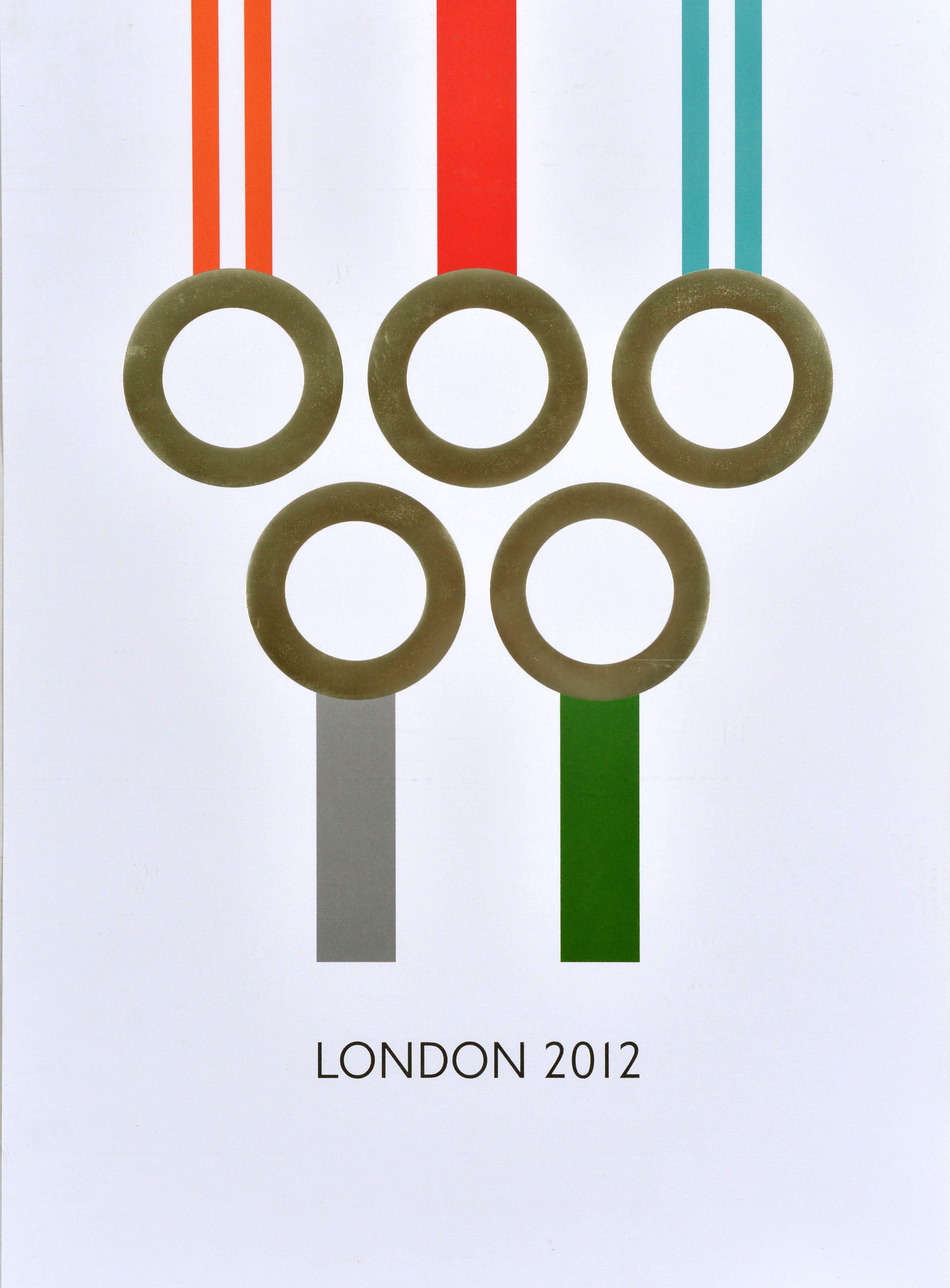 Poster originale dei trasporti di Londra emesso per le Olimpiadi estive di Londra del 2012 / i Giochi della XXX Olimpiade con un grande disegno che raffigura cinque anelli olimpici in argento come medaglie d'argento attaccate a linee colorate che