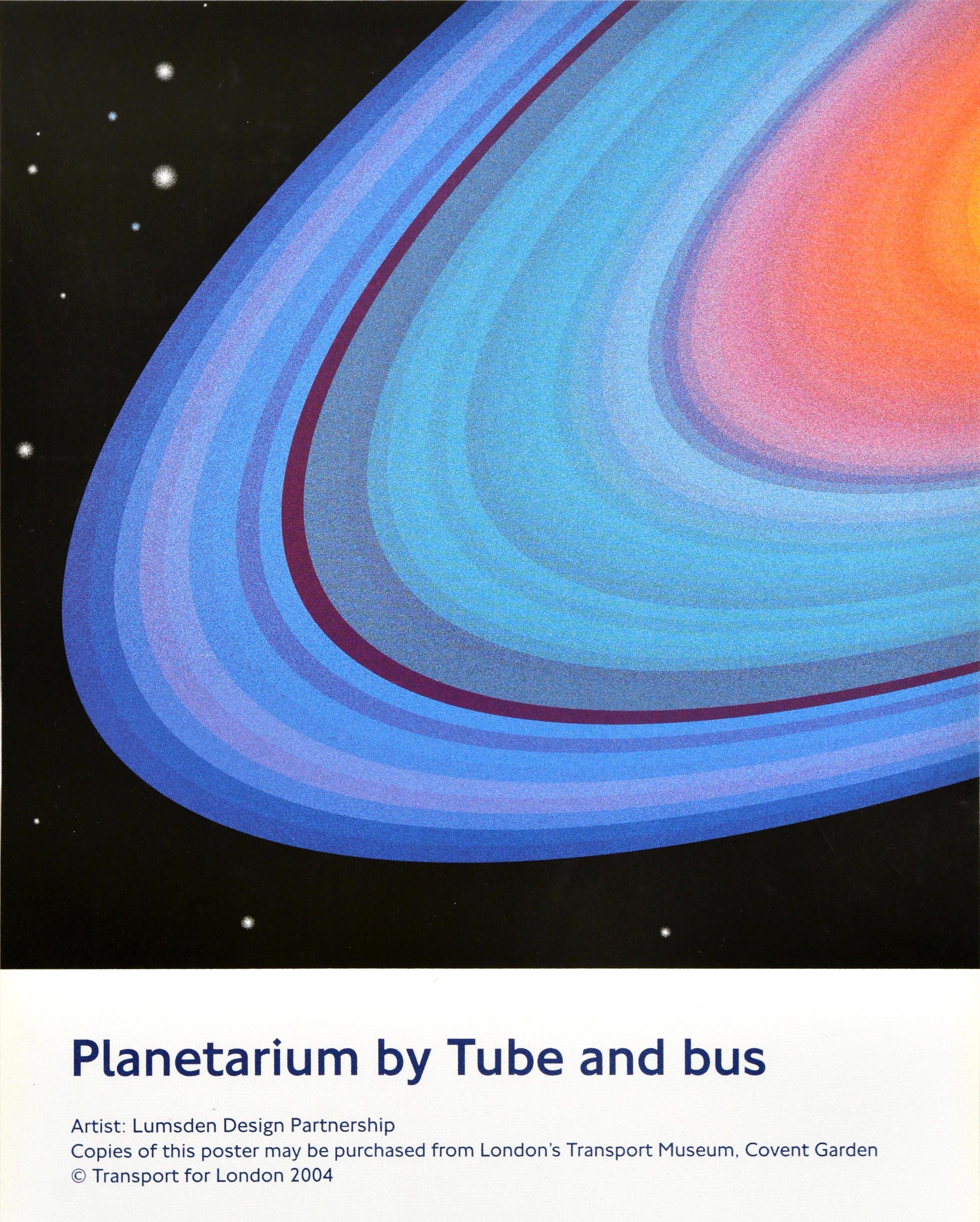 Affiche originale des transports londoniens - Planetarium by Tube and Bus - présentant un superbe dessin d'une planète colorée avec des anneaux bleus, violets et orange devant des étoiles blanches sur un fond d'espace noir foncé, le titre et le