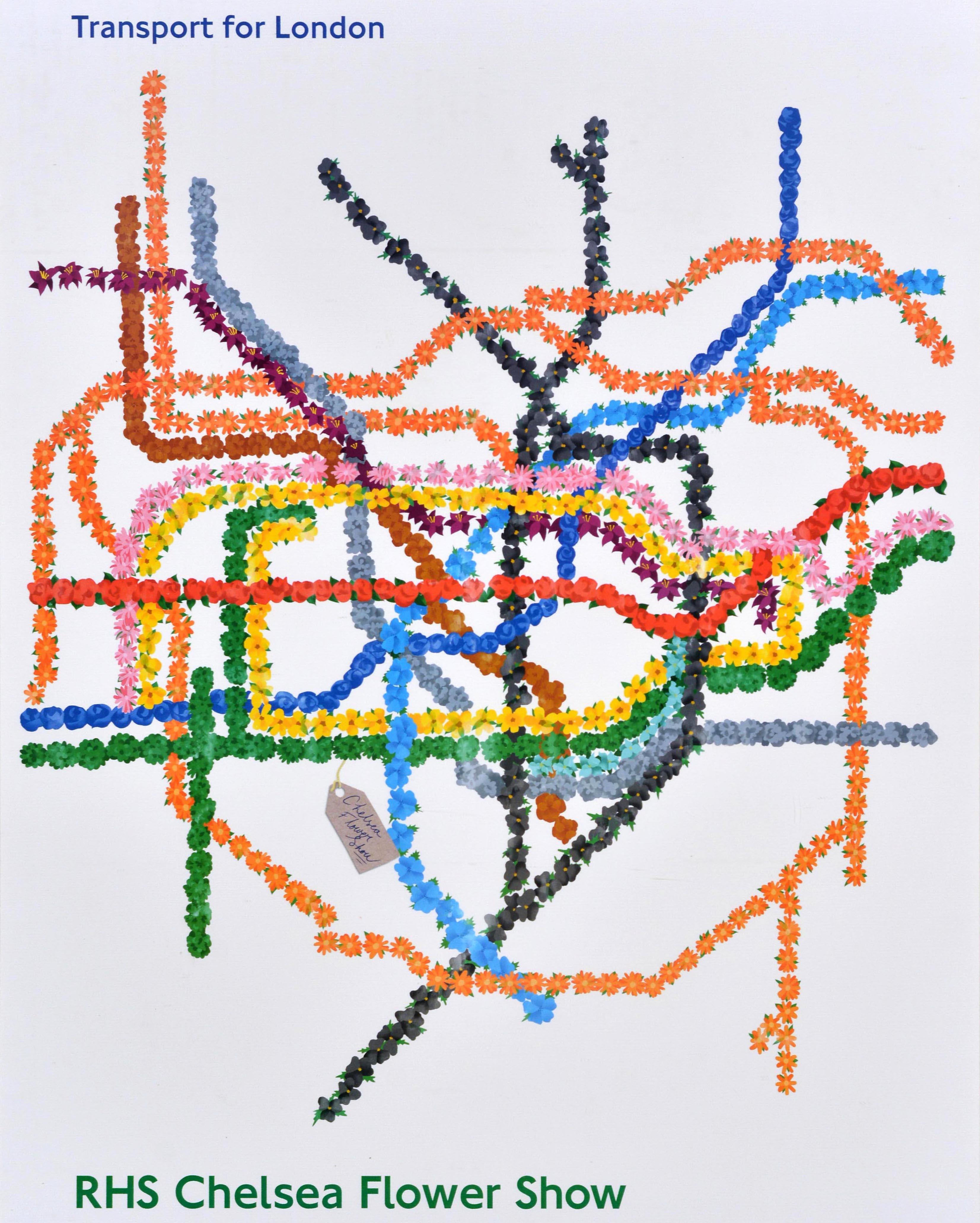 Poster originale della metropolitana di Londra - RHS Chelsea Flower Show - con una rappresentazione floreale della mappa della metropolitana con fiori colorati come linee di percorso, un'etichetta per i bagagli che indica la posizione del Chelsea