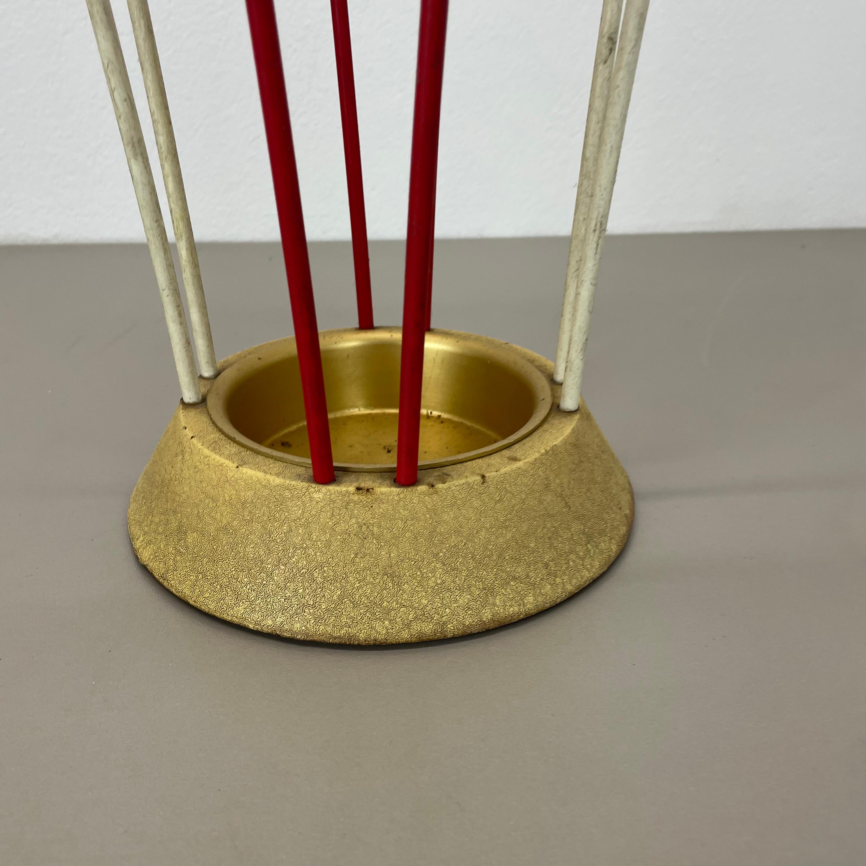 Original looped Metal Brass Modernist Bauhaus Umbrella Stand Germany, 1950s In Good Condition For Sale In Kirchlengern, DE