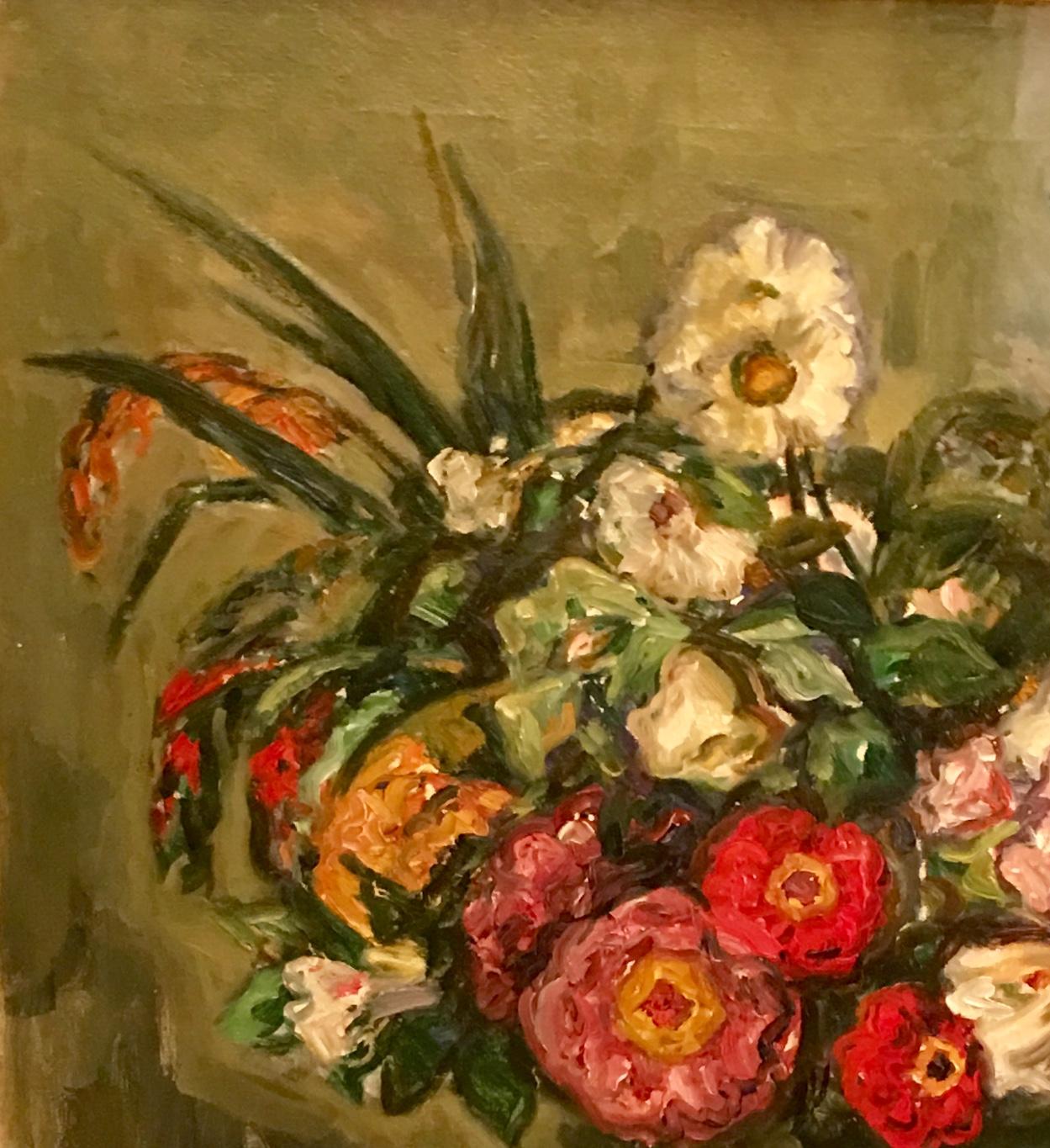 Vivement colorée et classiquement composée, mais peinte librement, cette peinture originale de nature morte à l'huile sur toile de fleurs dans un vase sur une table est un bel exemple du travail du célèbre peintre impressionniste américain décédé,