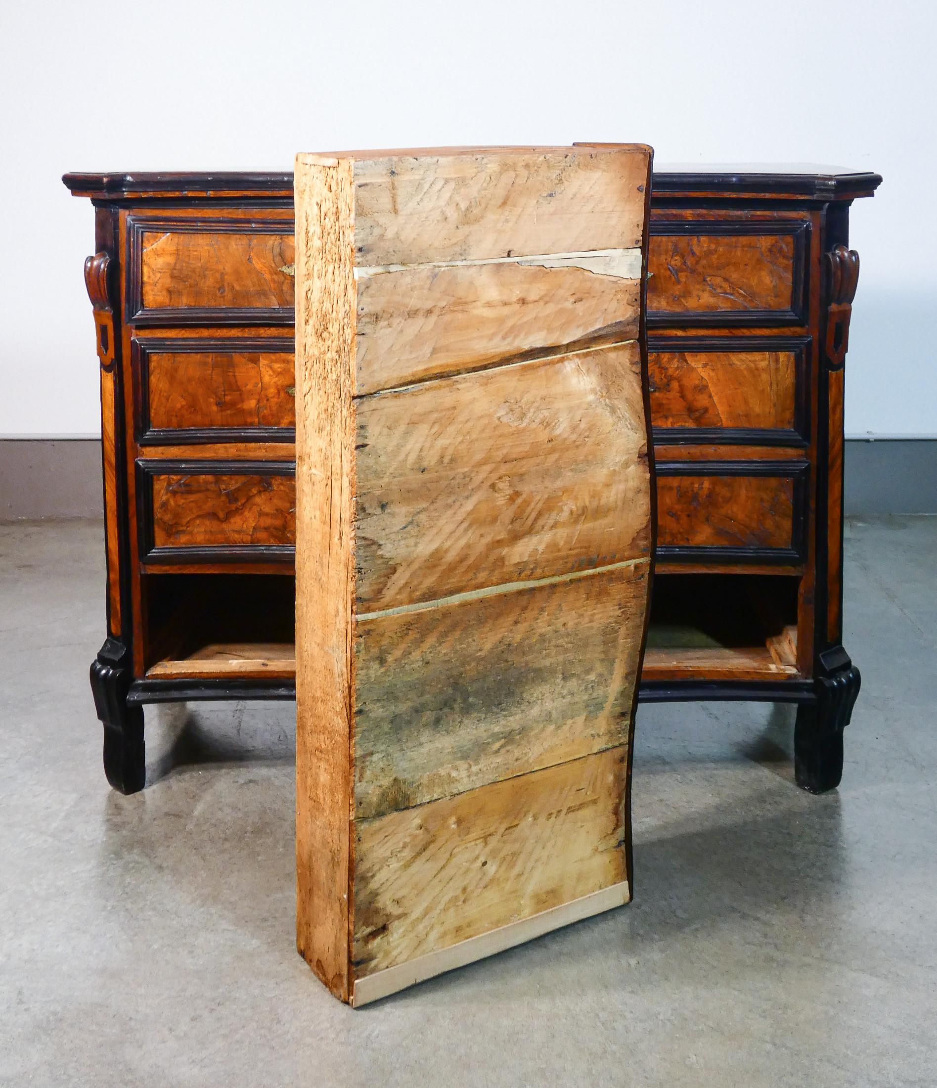 Original Louis XIV Chest of Drawers Walnut Wood and Briar Italy, Early 18th C. For Sale 5