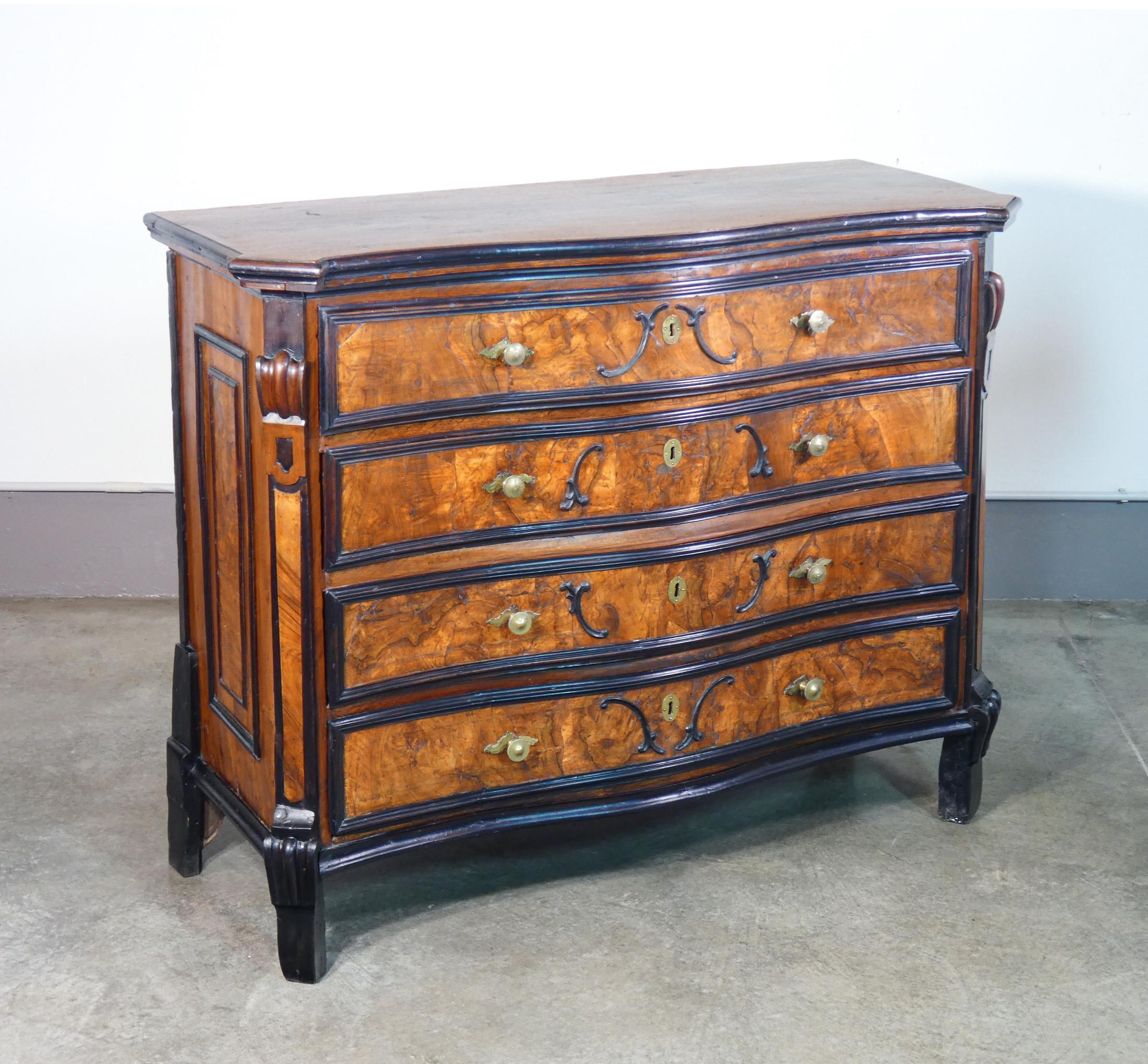 Original Louis XIV
chest of drawers
in wood and walnut briar
with ebonized details.
Four drawers

ORIGIN
Italy

PERIOD
Early eighteenth century

MODEL
Chest of drawers
with four drawers

MATERIALS
Walnut wood and walnut