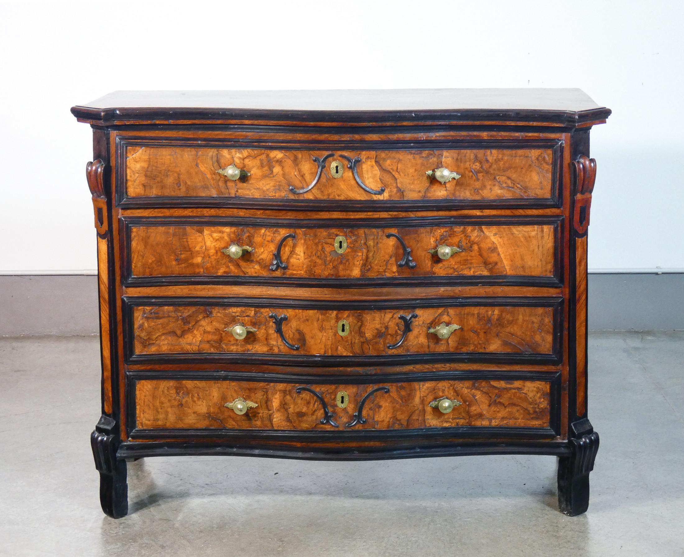 Italian Original Louis XIV Chest of Drawers Walnut Wood and Briar Italy, Early 18th C. For Sale
