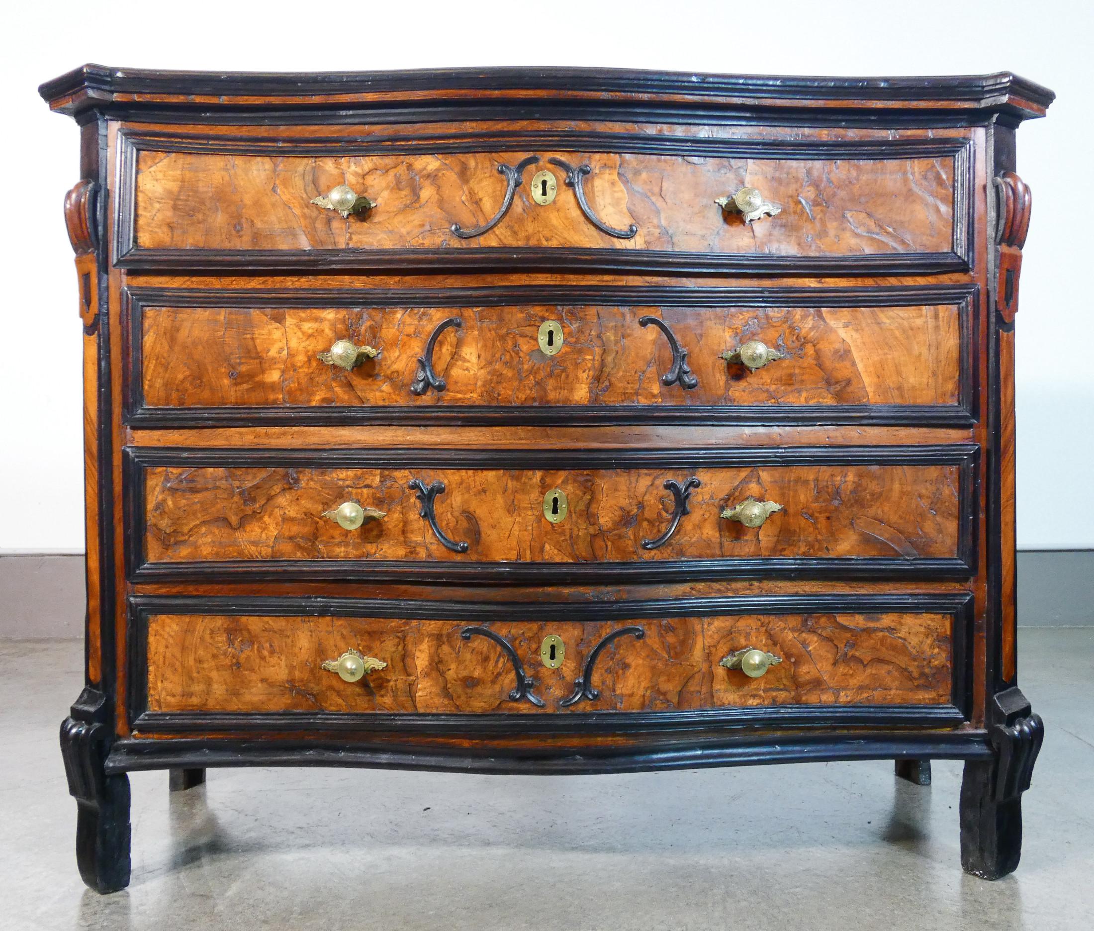 Original Louis XIV Chest of Drawers Walnut Wood and Briar Italy, Early 18th C. In Good Condition For Sale In Torino, IT