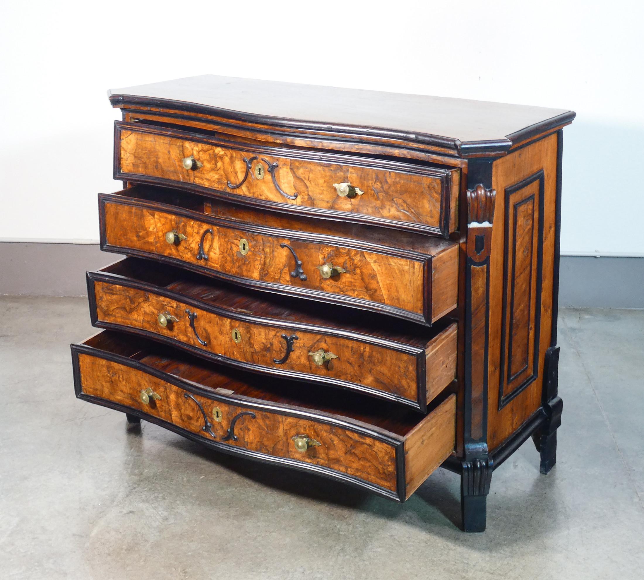 Original Louis XIV Chest of Drawers Walnut Wood and Briar Italy, Early 18th C. For Sale 1