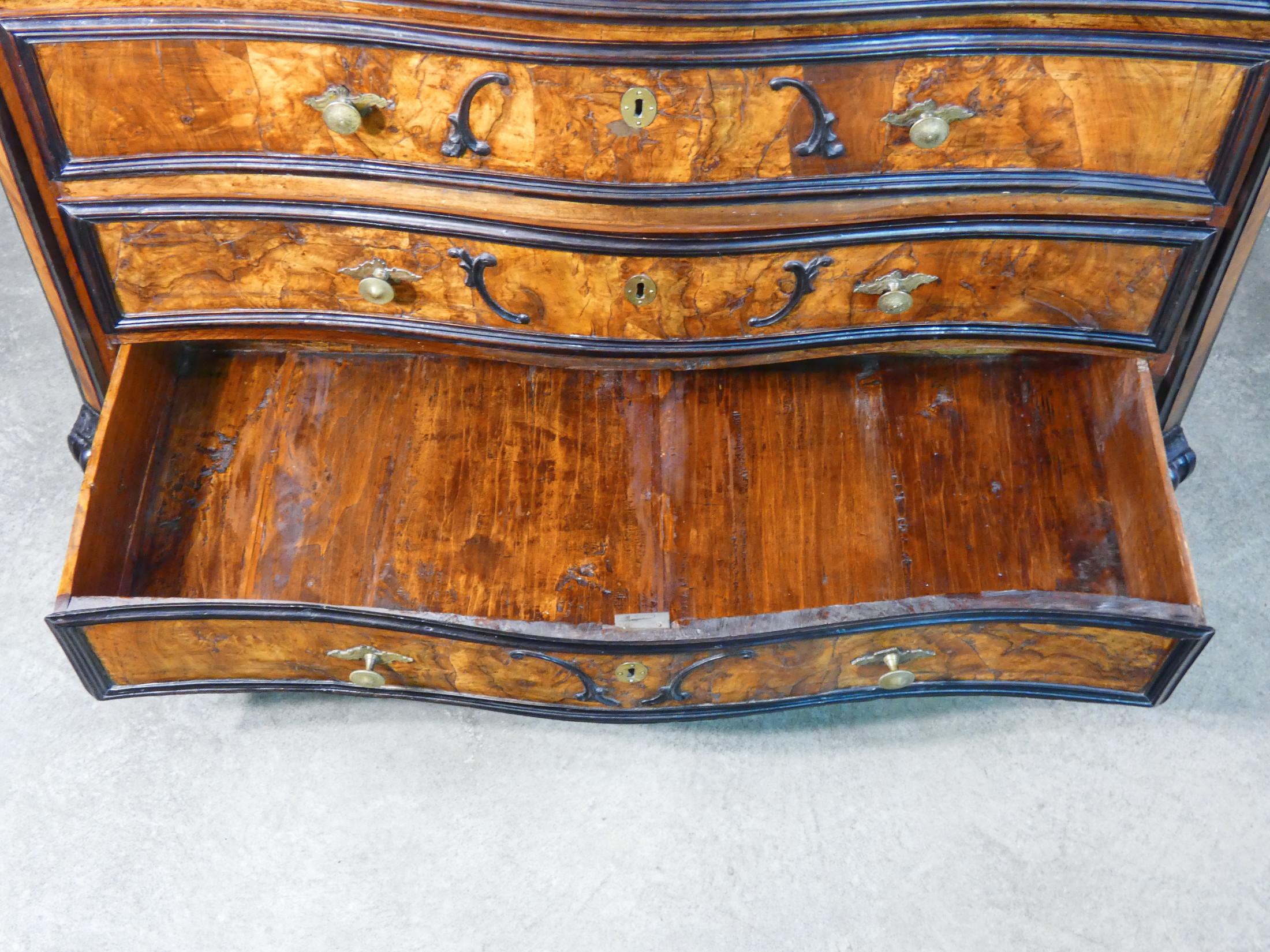 Original Louis XIV Chest of Drawers Walnut Wood and Briar Italy, Early 18th C. For Sale 4