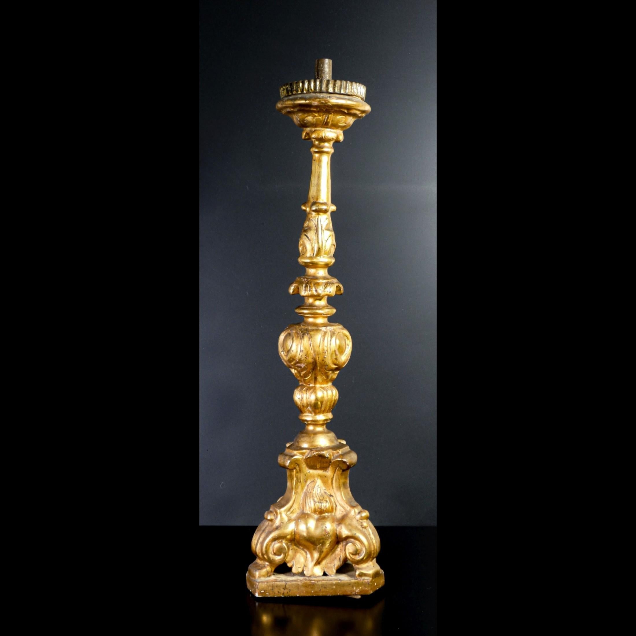 Original Louis XV candlestick, in carved wood, 'mecca' gilded.

ORIGIN
Italy

PERIOD
1730-1740

MODEL
Side candlestick

MATERIALS
Carved wood, 'mecca' gilding.

DIMENSIONS
H 69 cm

CONDITIONS
The candlestick is in very good
