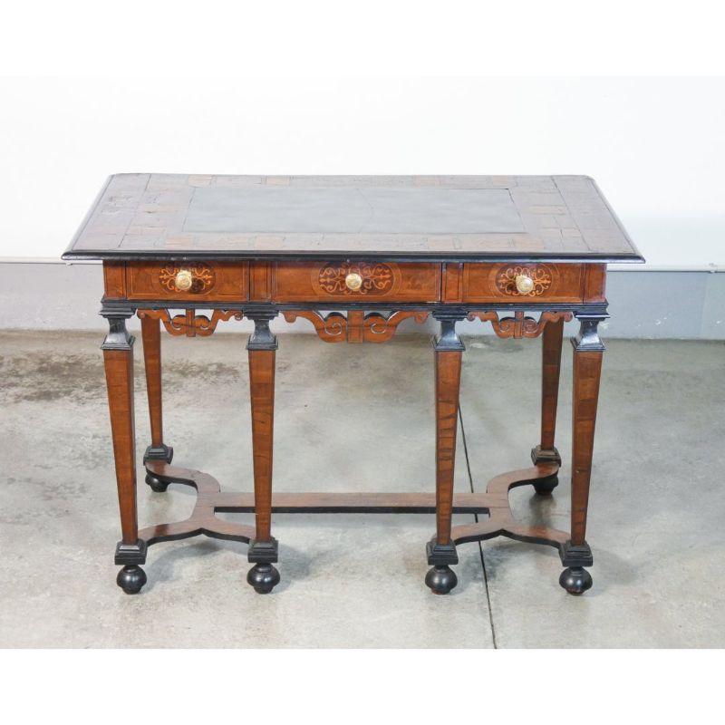 Original Louis XVI-Schreibtisch, aus furniertem und eingelegtem Holz, mit Schreibfläche aus Schiefer, drei Schubladen.

Herkunft
Italien

Zeitraum
Achtzehntes Jahrhundert

Modell
Schreibtisch / Schreibpult mit drei