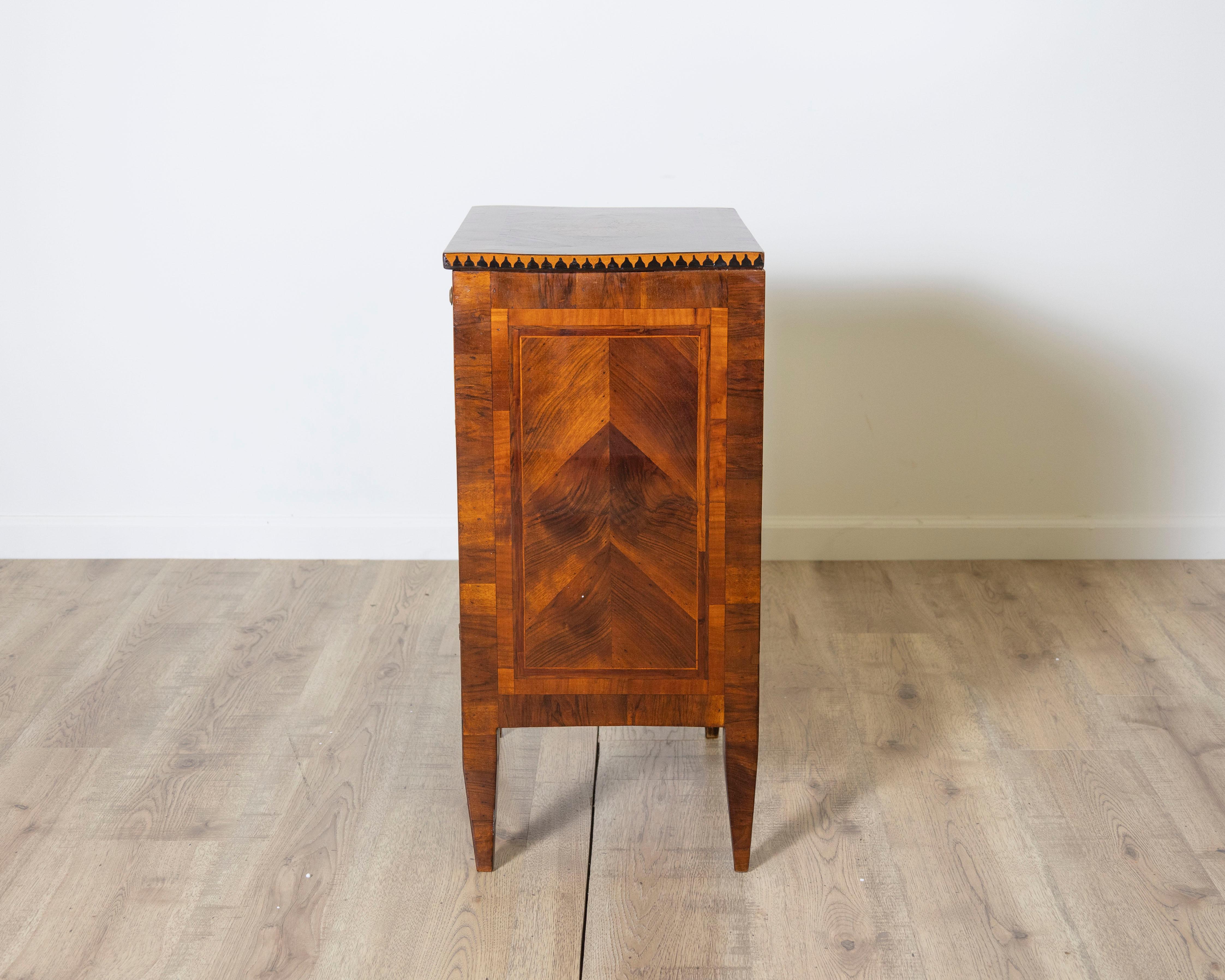 Table de chevet italienne originale d'époque Louis XVI avec marqueterie, fin du 18e siècle en vente 5