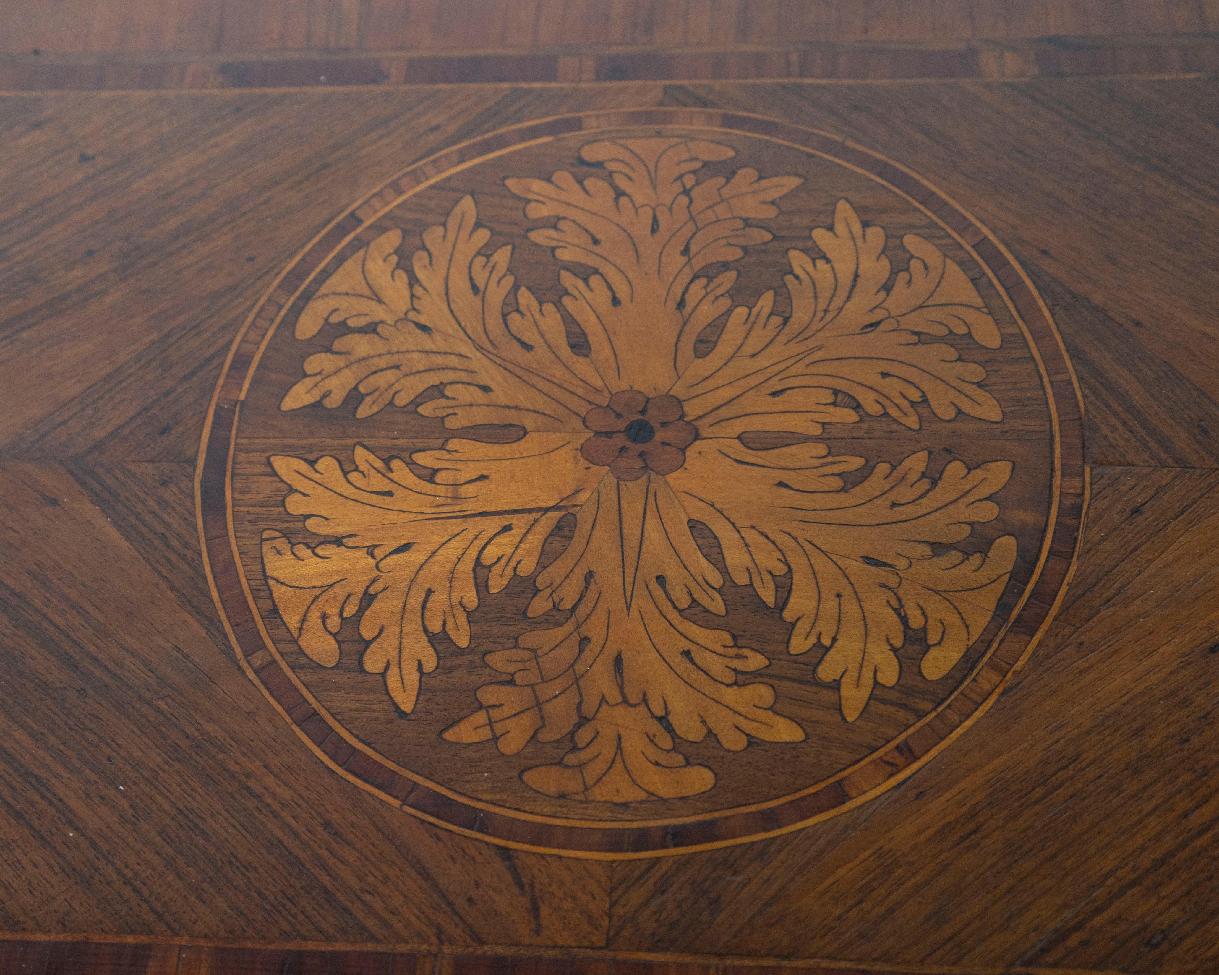 Table de chevet italienne originale d'époque Louis XVI avec marqueterie, fin du 18e siècle en vente 6