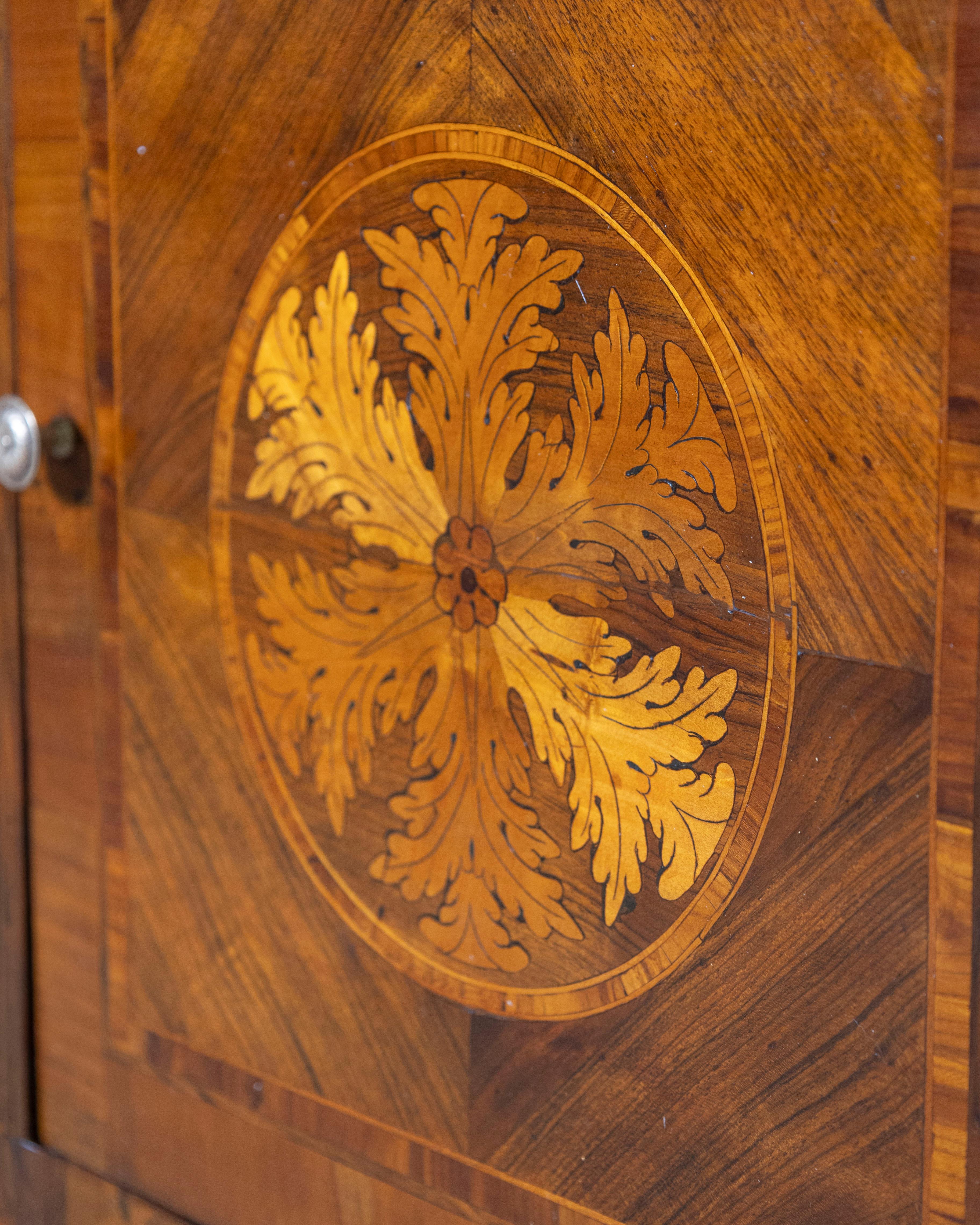 Table de chevet italienne originale d'époque Louis XVI avec marqueterie, fin du 18e siècle en vente 8