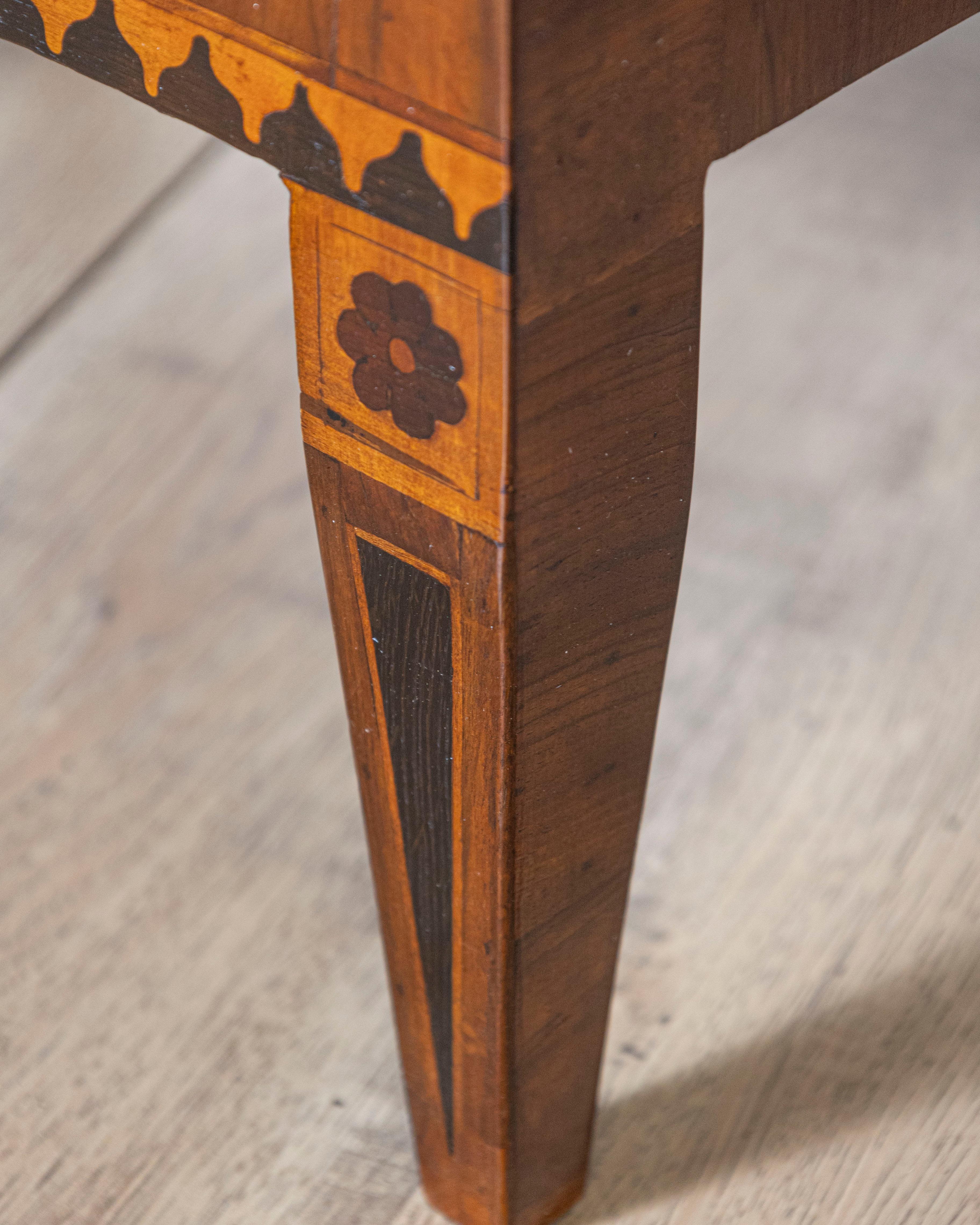 Table de chevet italienne originale d'époque Louis XVI avec marqueterie, fin du 18e siècle en vente 9