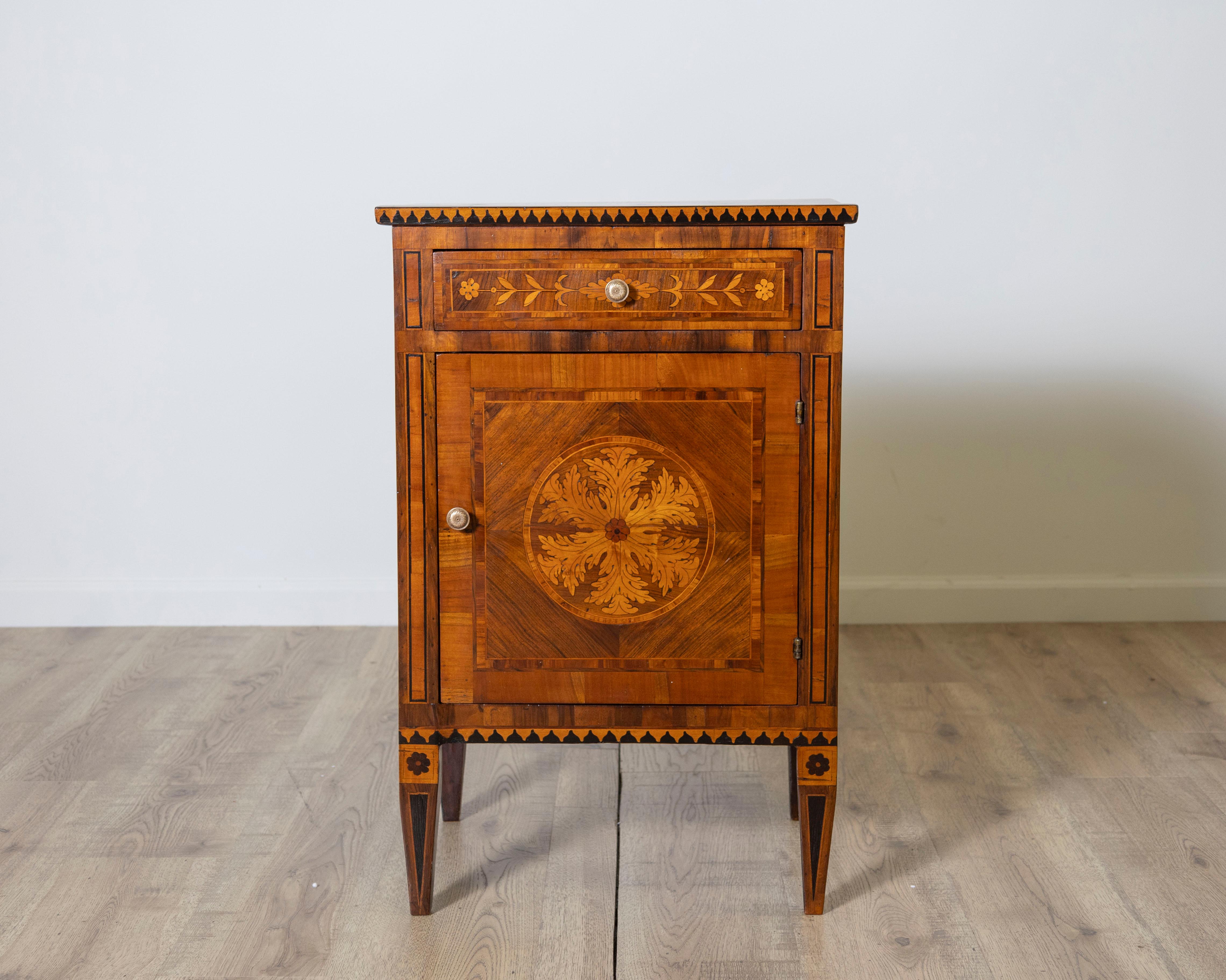 Cette rare table de chevet italienne d'époque Louis XVI, datant de la fin du XVIIIe siècle, est un chef-d'œuvre de design et de marqueterie néoclassique. Fabriqué à partir d'une structure en noyer massif, il est finement plaqué dans une sélection de