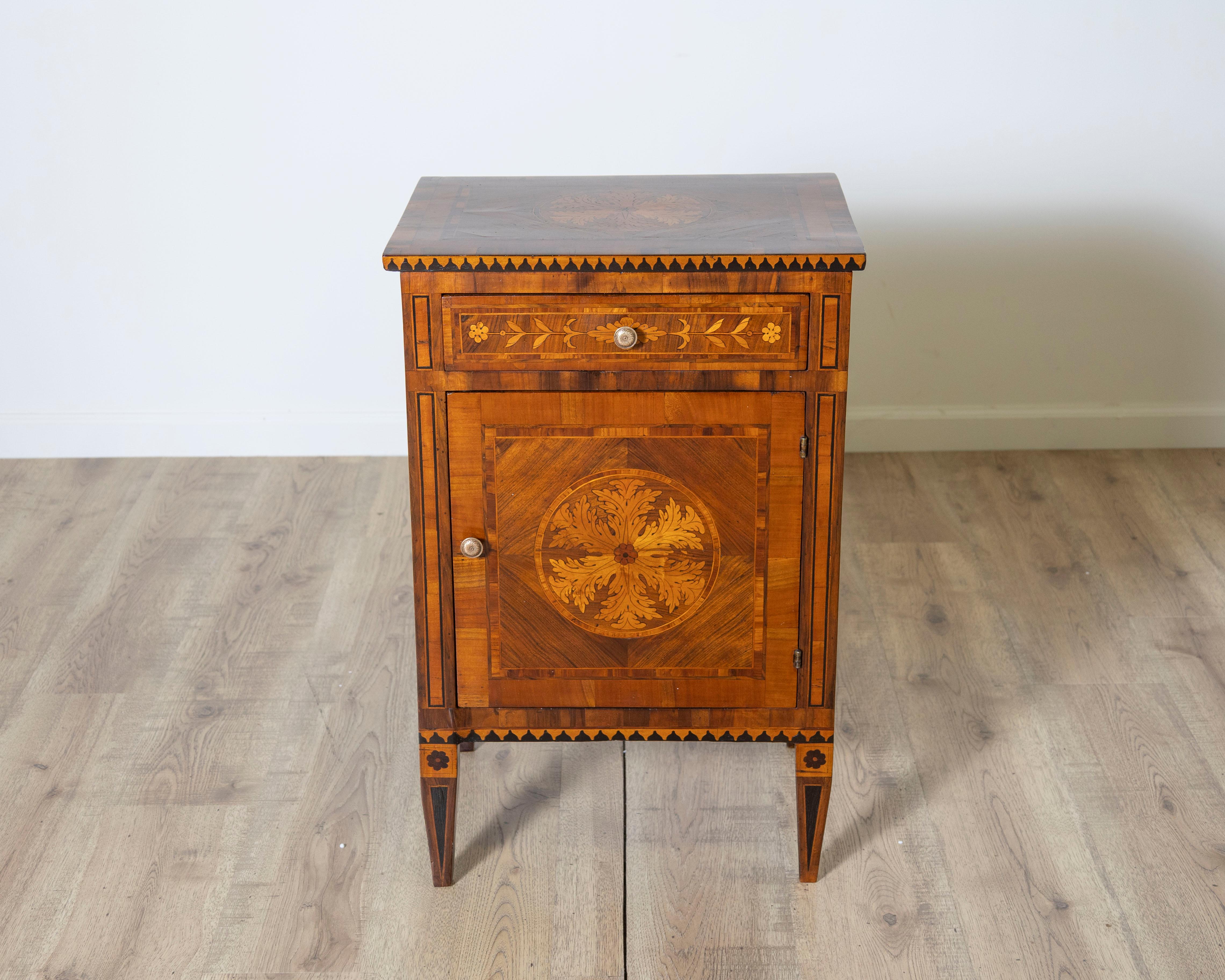 Table de chevet italienne originale d'époque Louis XVI avec marqueterie, fin du 18e siècle Bon état - En vente à Atlanta, GA