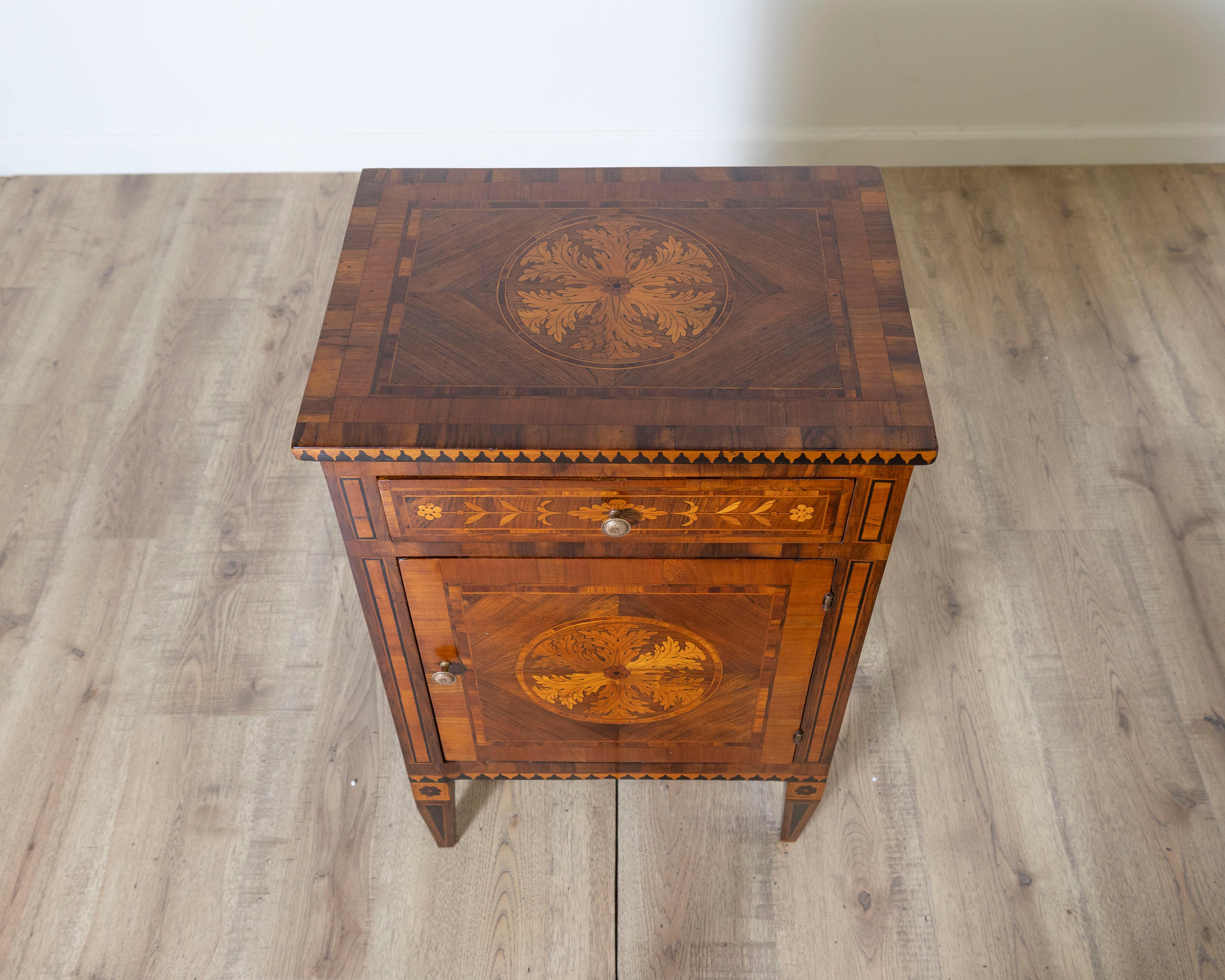 XVIIIe siècle et antérieur Table de chevet italienne originale d'époque Louis XVI avec marqueterie, fin du 18e siècle en vente