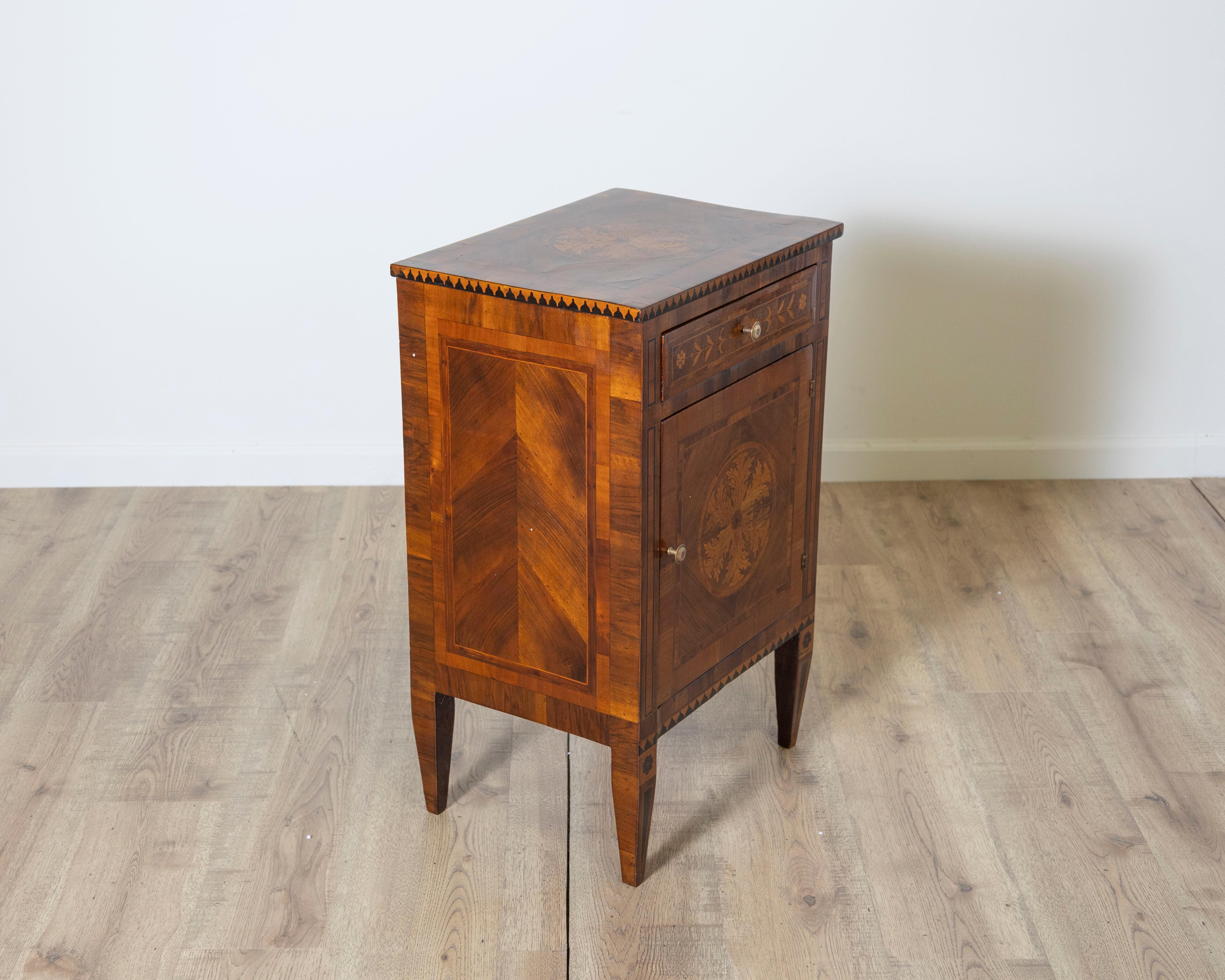 Noyer Table de chevet italienne originale d'époque Louis XVI avec marqueterie, fin du 18e siècle en vente