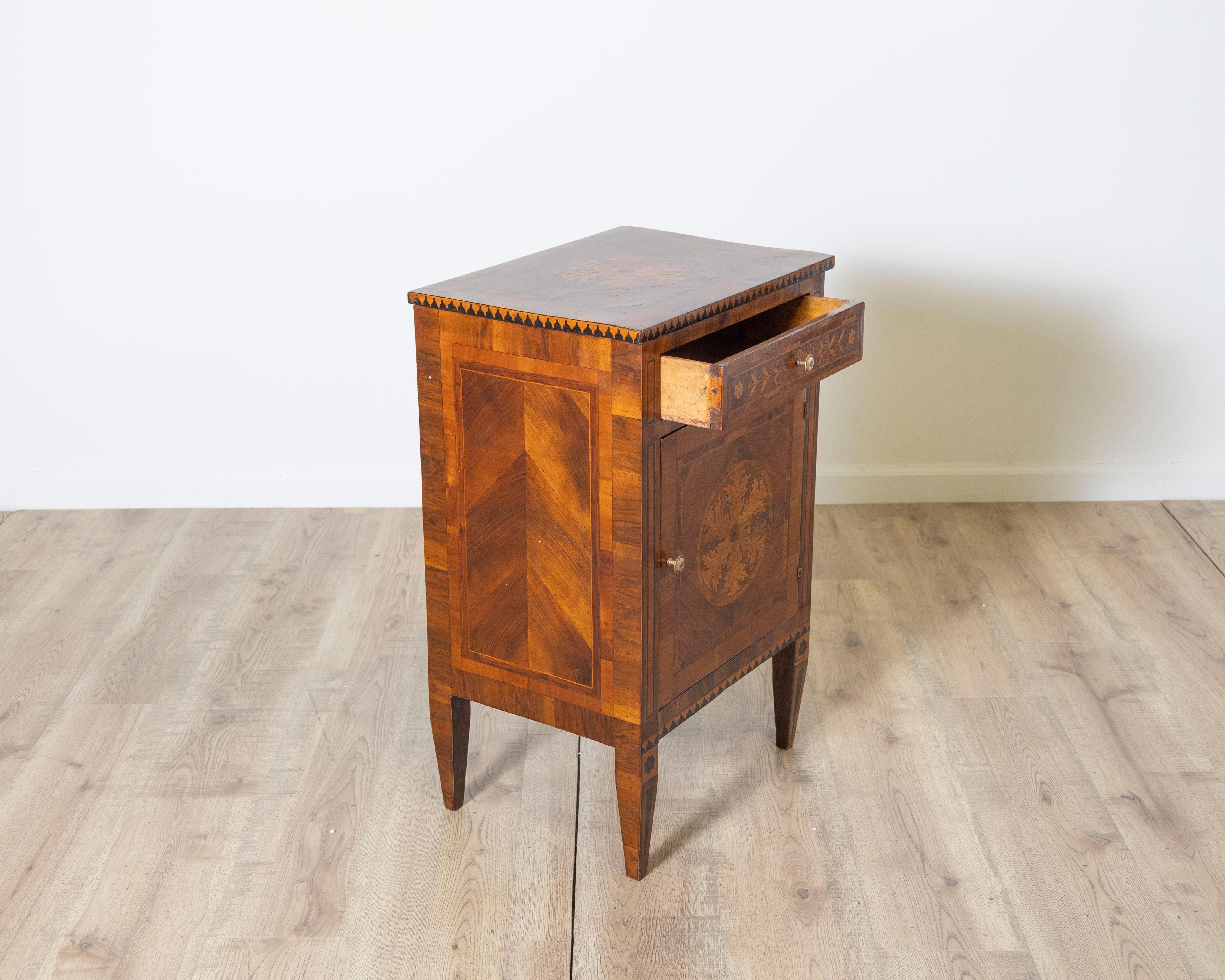 Table de chevet italienne originale d'époque Louis XVI avec marqueterie, fin du 18e siècle en vente 1