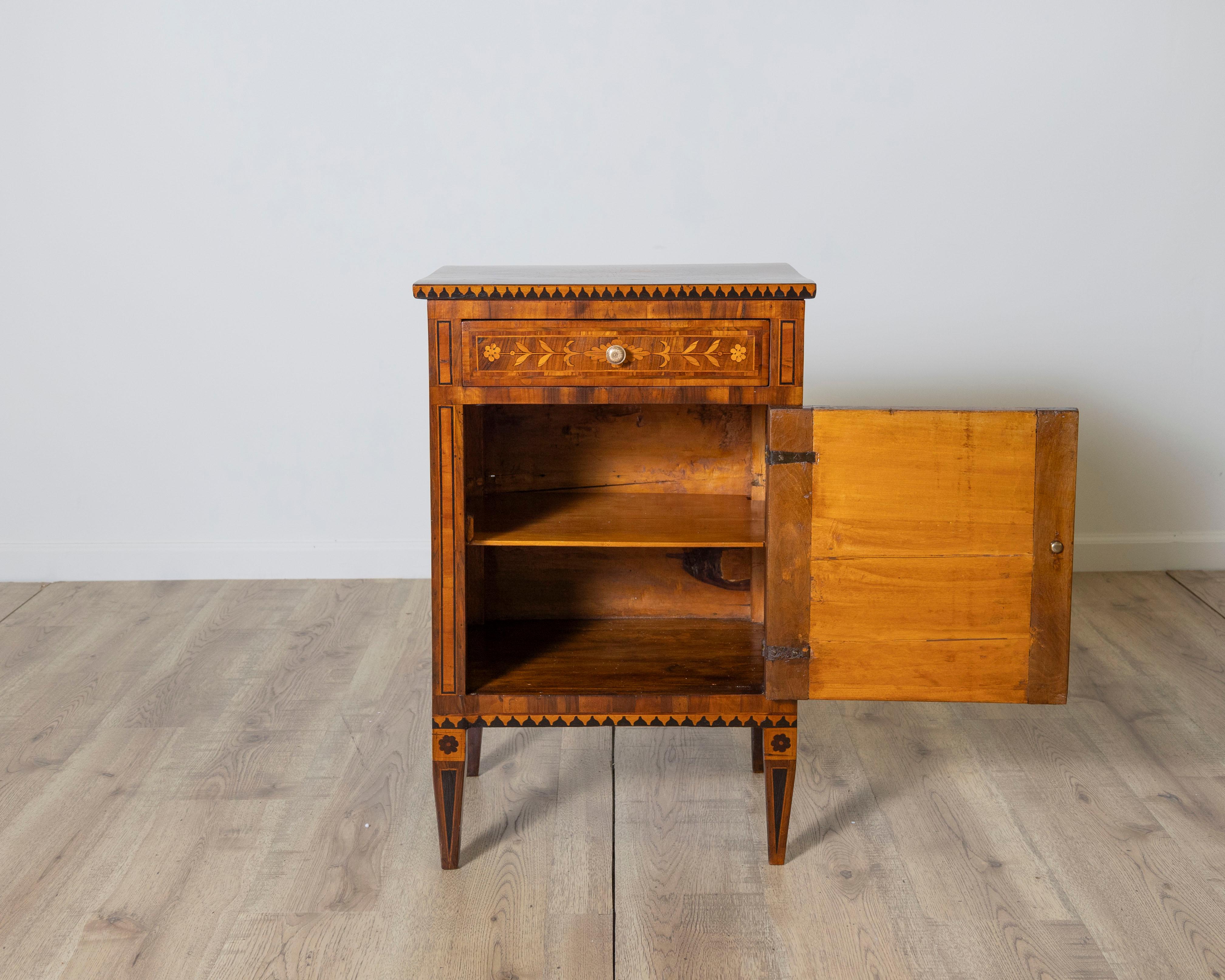 Table de chevet italienne originale d'époque Louis XVI avec marqueterie, fin du 18e siècle en vente 2