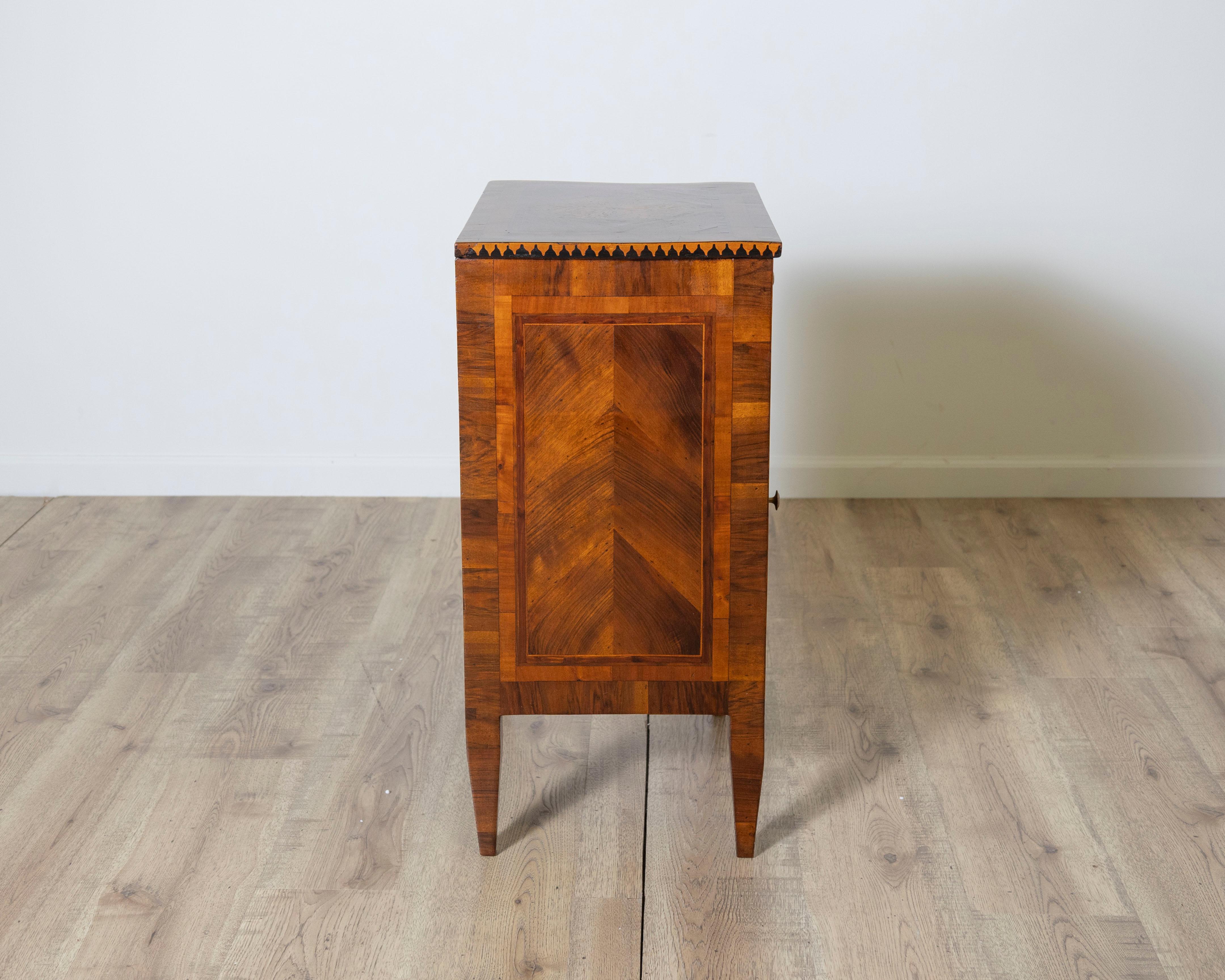 Table de chevet italienne originale d'époque Louis XVI avec marqueterie, fin du 18e siècle en vente 3