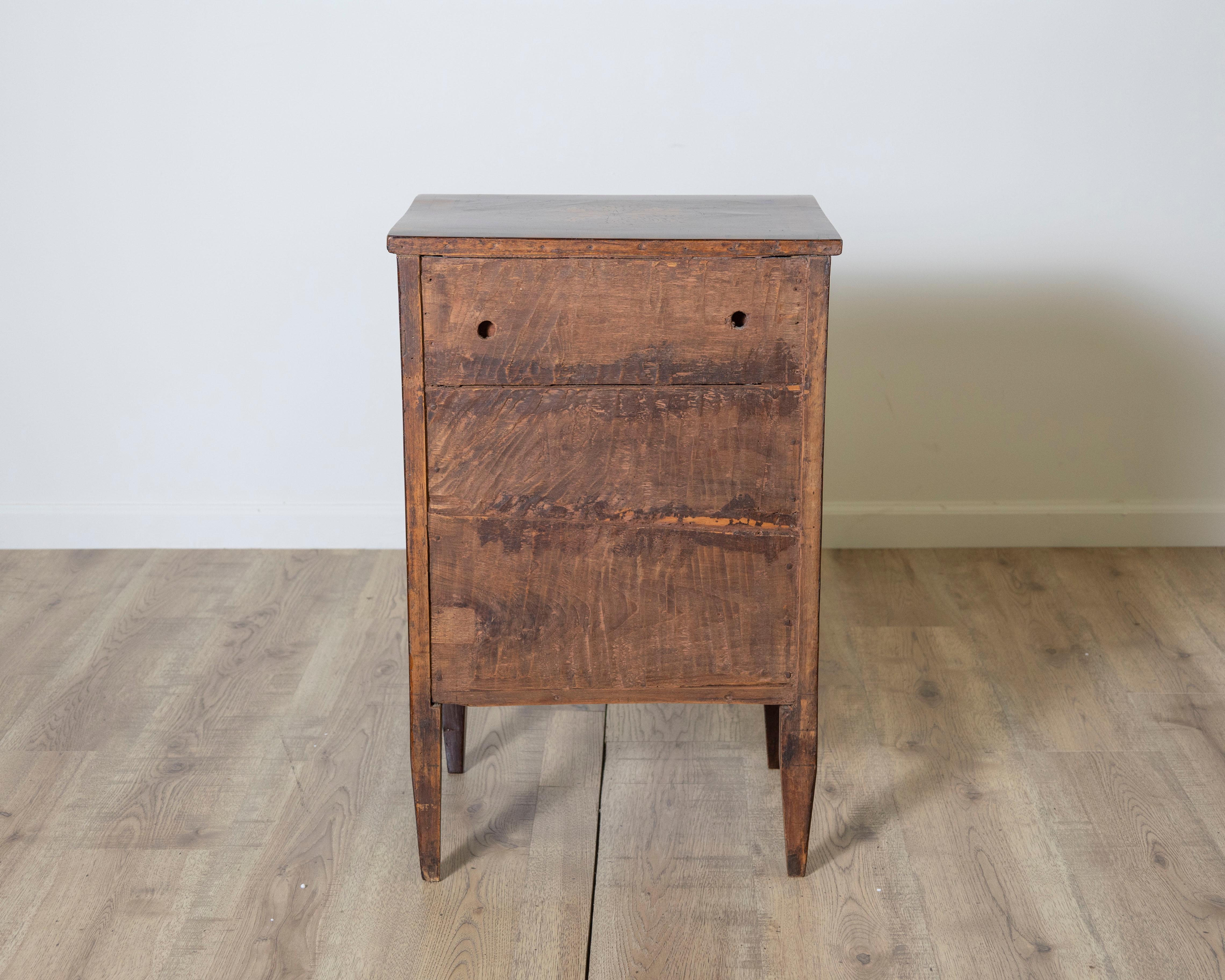Table de chevet italienne originale d'époque Louis XVI avec marqueterie, fin du 18e siècle en vente 4