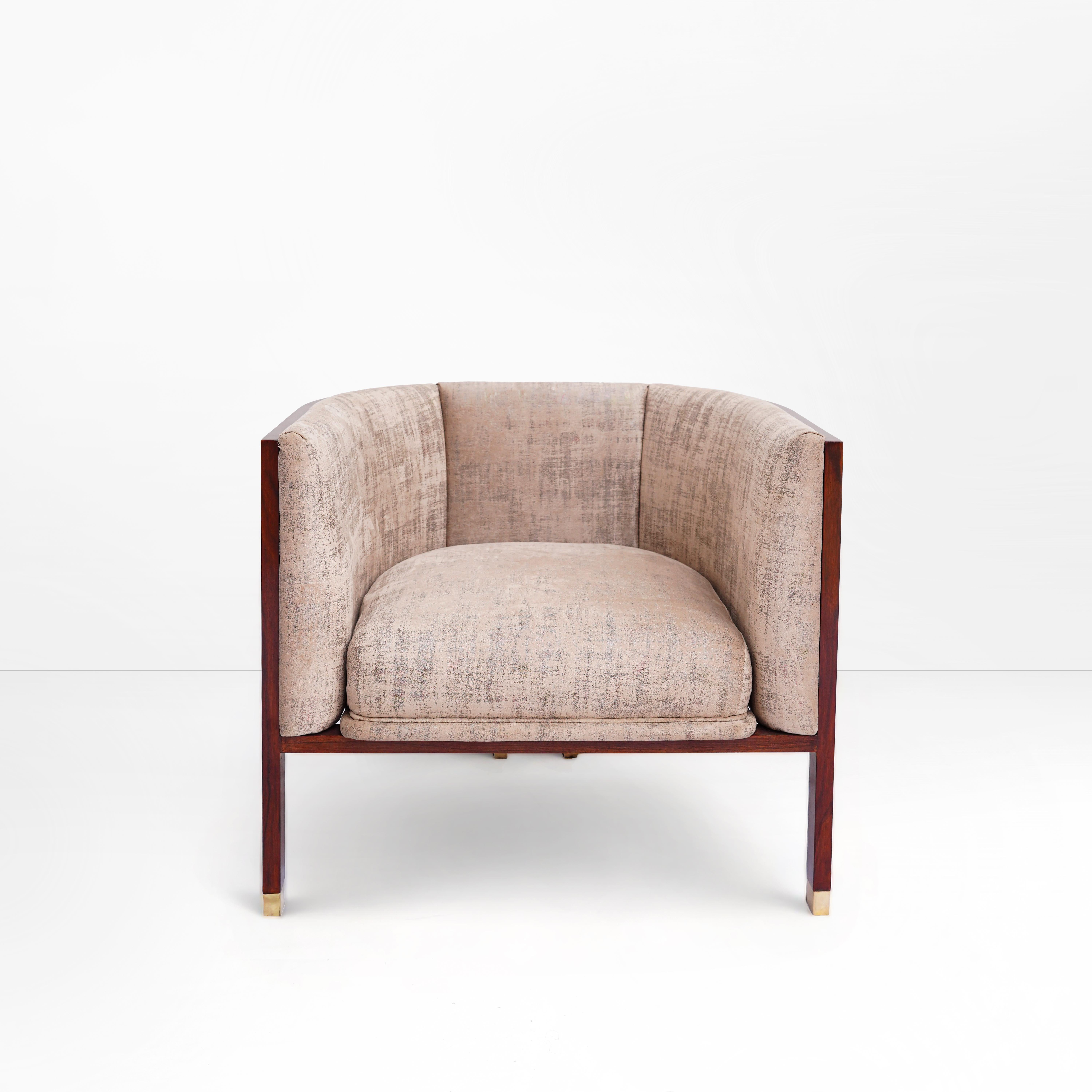 Erleben Sie die zeitlose Eleganz von Erete: Ein moderner, kühner Stuhl mit Faßrücken und originellem Design

Lassen Sie sich von Erete verzaubern, einem kühnen und exquisit gefertigten Stuhl mit Tonnenlehne, der die Ästhetik der Mitte des