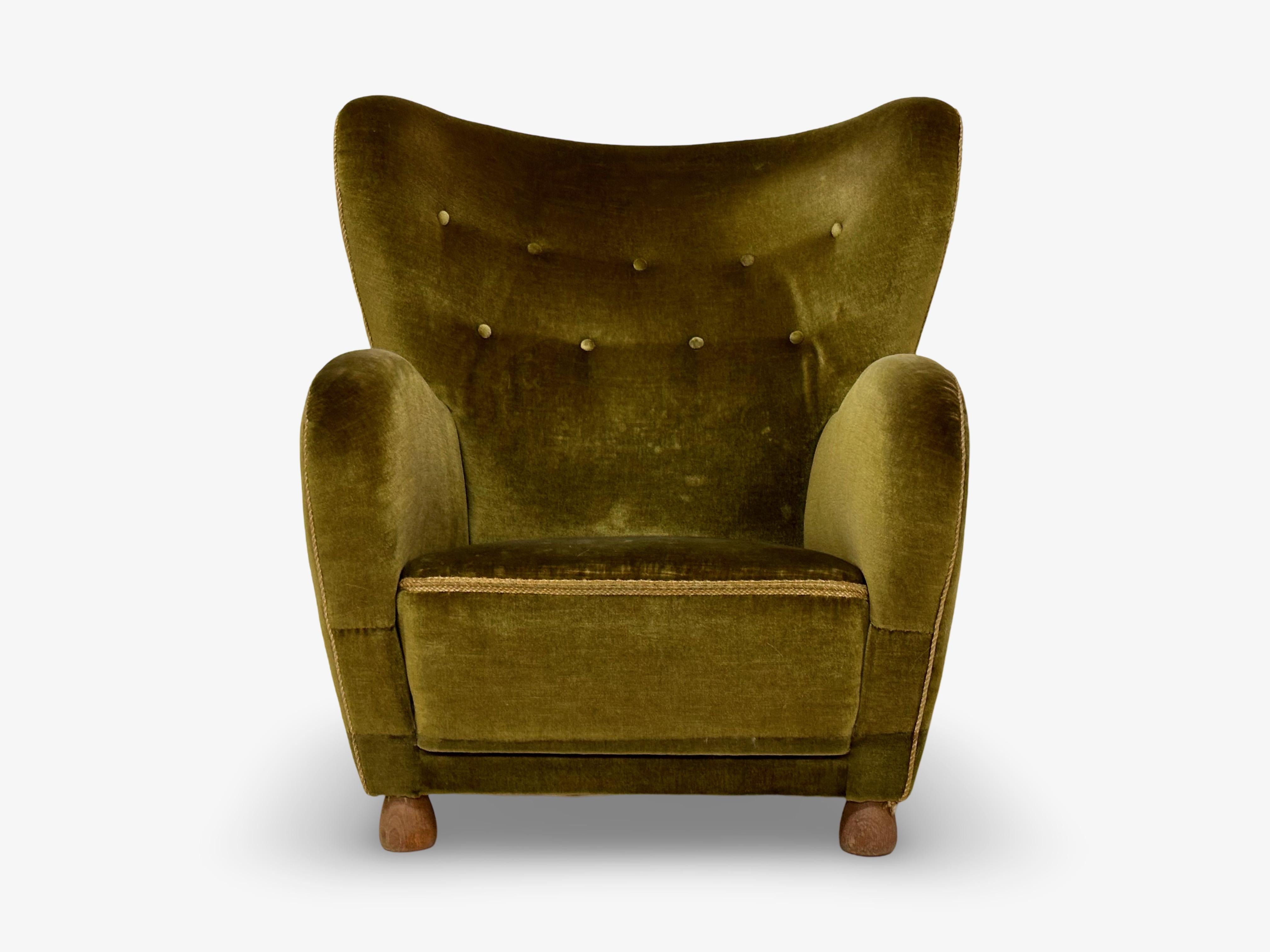 Original 1940s easy chair in green velvet. Similar to 