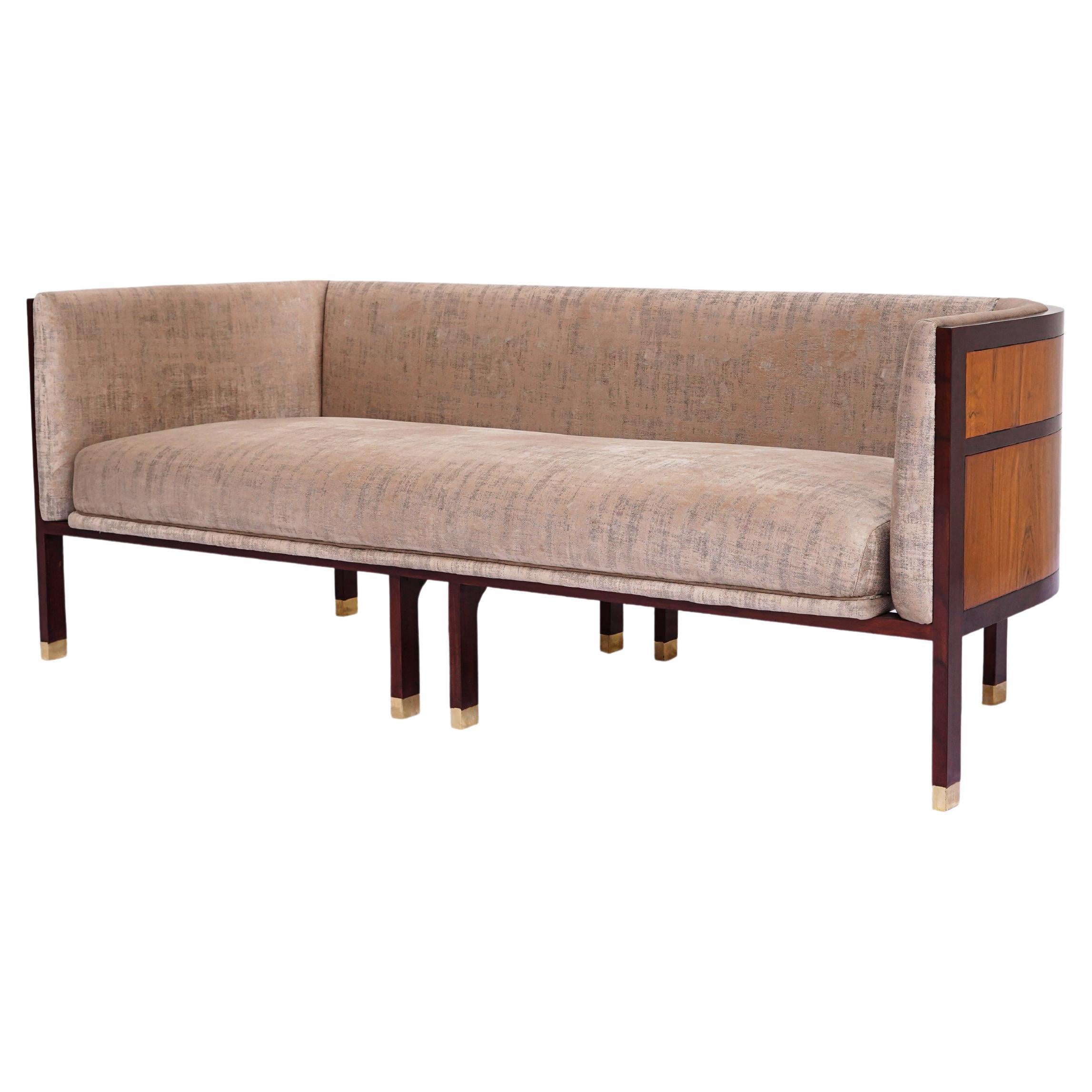 Original Lounge-Sofa, Barrel-Sofa, Clubsessel, kühn, modern, Nussbaumholzholz im Angebot