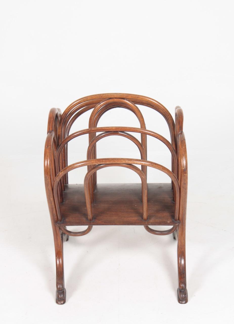 Magazine rack in beechwood. Designed by Thonet, 1900s. Made in Austria. Great original condition.