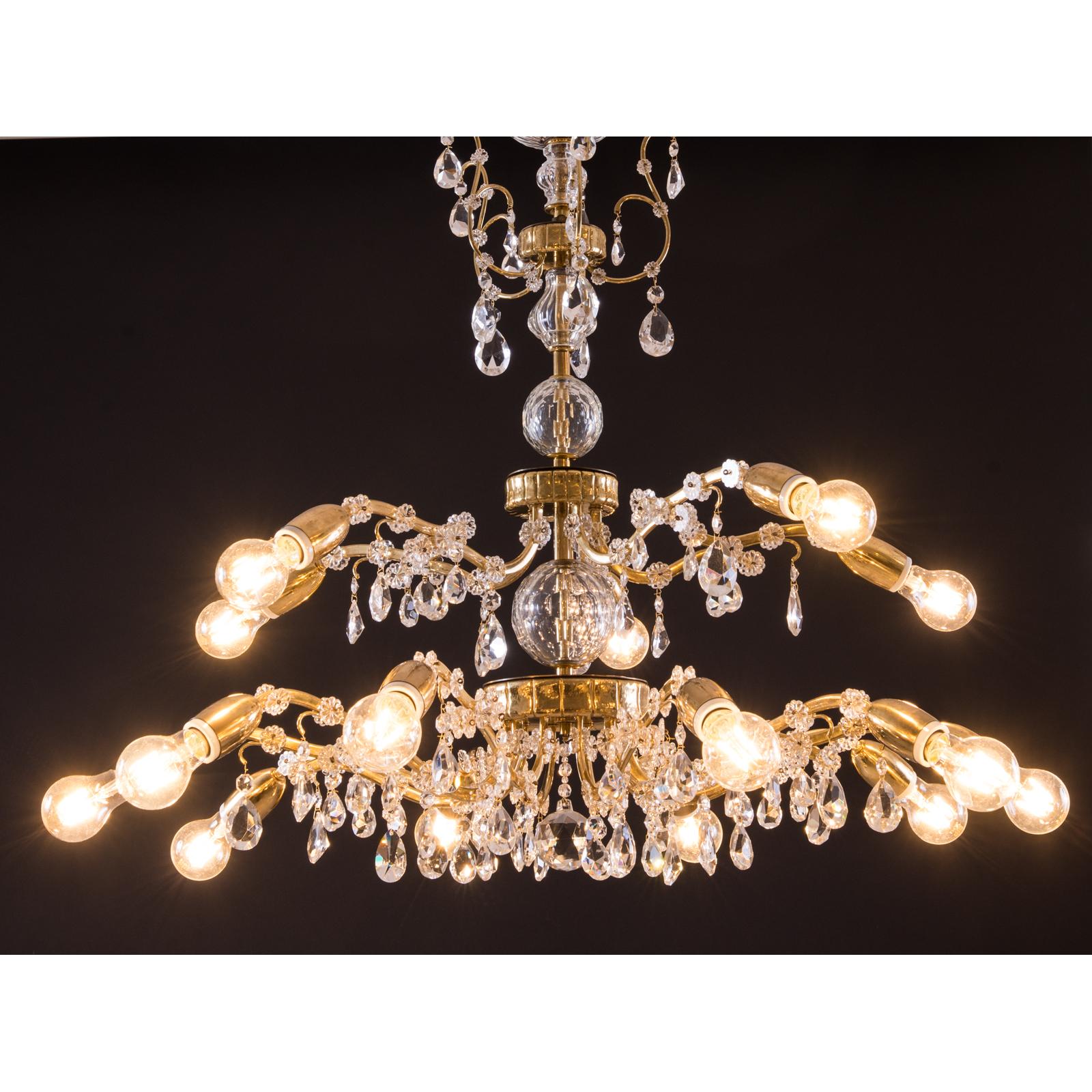 Fatto a mano Magnifico lampadario Lobmeyr originale della metà del secolo scorso, 1950-1960 in vendita