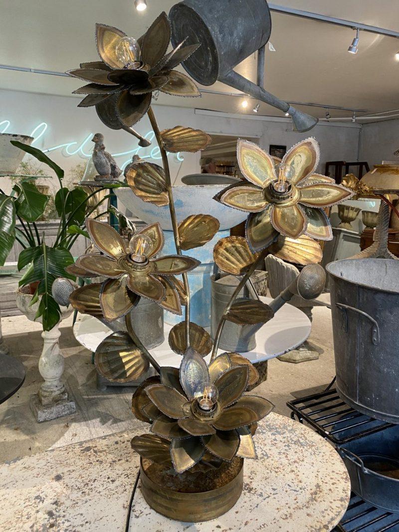 Wonderful retro Maison Jansen Lotus lamp from 1970s France. Beautifully made in brass, featuring lovely lotus flowers.

Maison Jansen was one of the first truly global interior design firms, founded in Paris at the end of the 19th century, and are