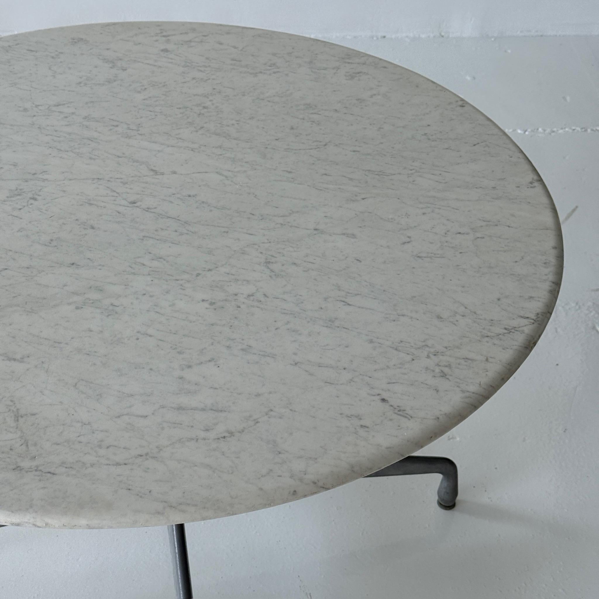 c. 1980s. EE.UU. Rara tapa de mármol original de Herman Miller.

