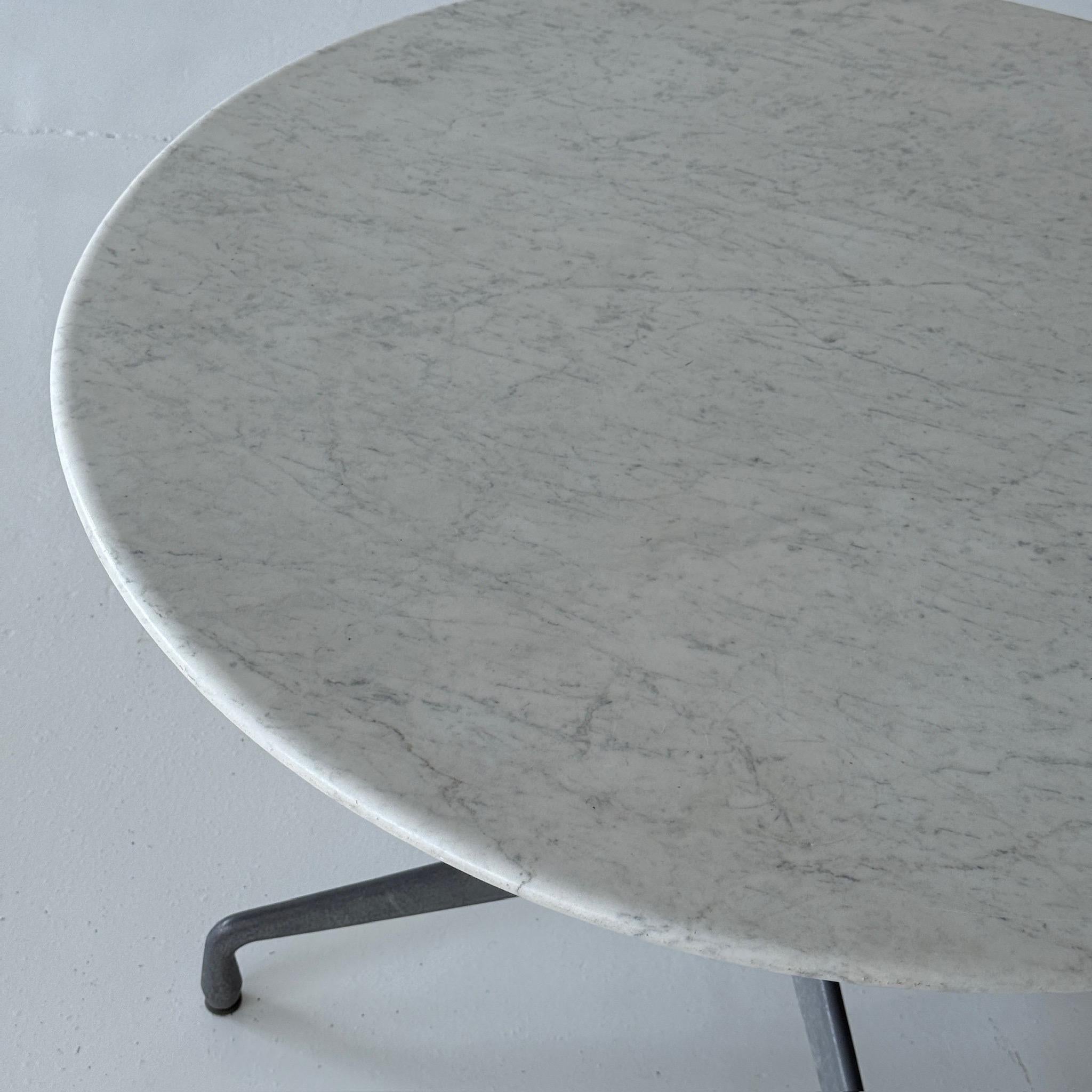 Mesa de grupo original de mármol y aluminio de Charles and Ray Eames para Herman Miller Otro en venta