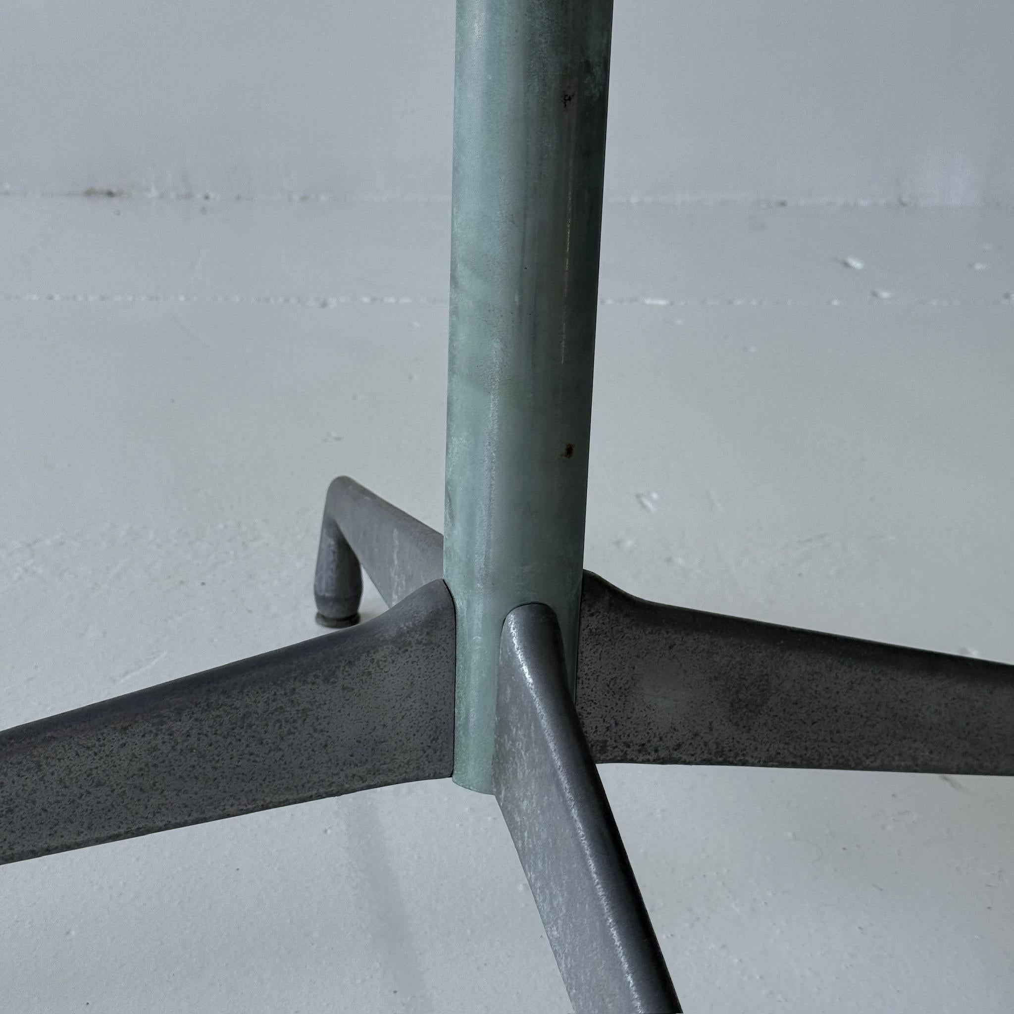 Mesa de grupo original de mármol y aluminio de Charles and Ray Eames para Herman Miller en Bueno estado para la venta en Chicago, IL