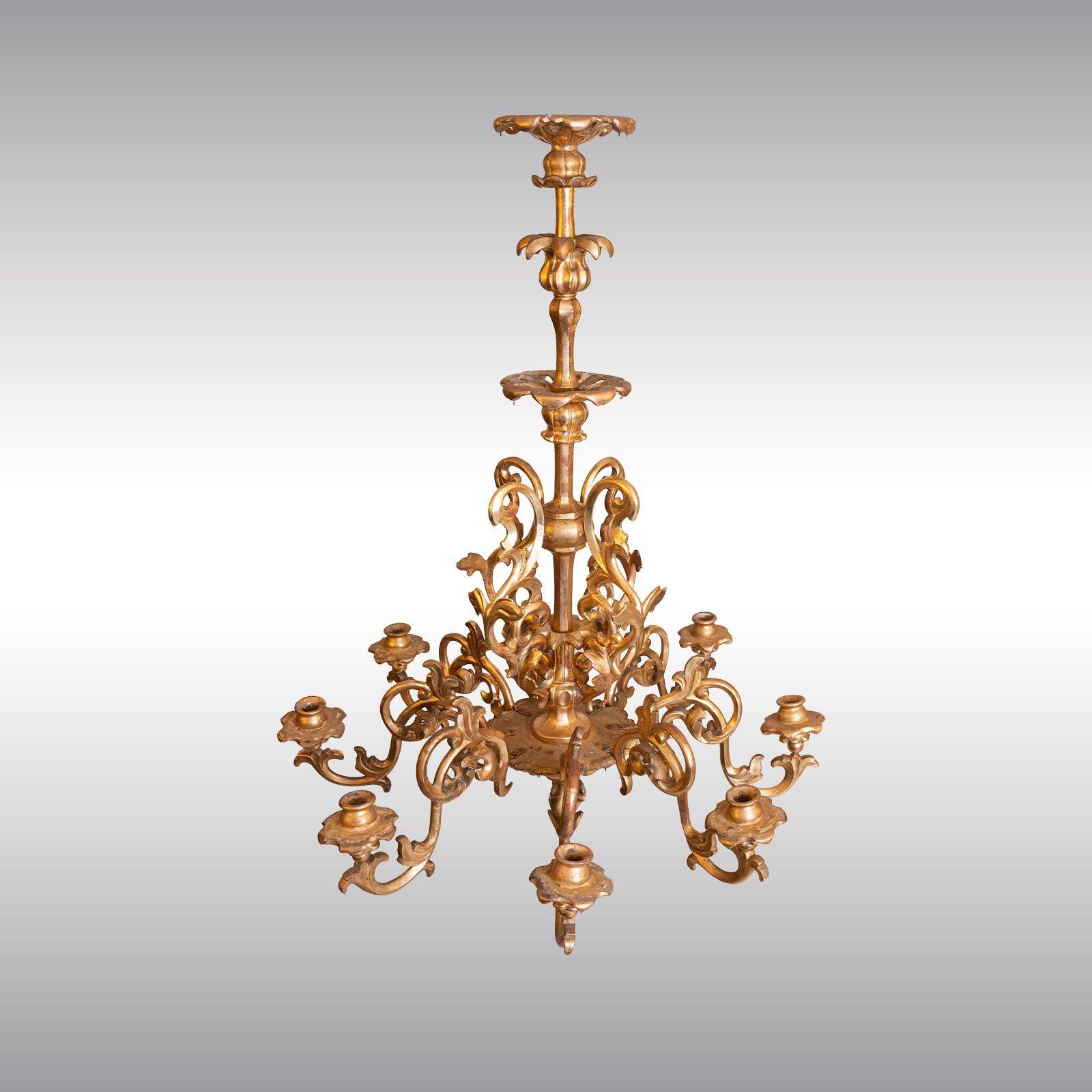 Lustre sculpté non électrifié, doré à la feuille sur fond de poliment, 8 flammes. Nouvellement restauré. Il s'agit d'un objet original de l'époque de Marie-Thérèse et de Mozart.

Peut être électrifié à la demande, adapté aux États-Unis !


