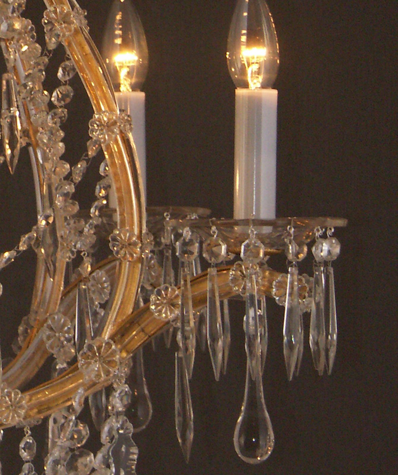 Original Maria Theresien Style Crystal Glass and Brass Chandelier, 1920s In Excellent Condition For Sale In Vienna, AT